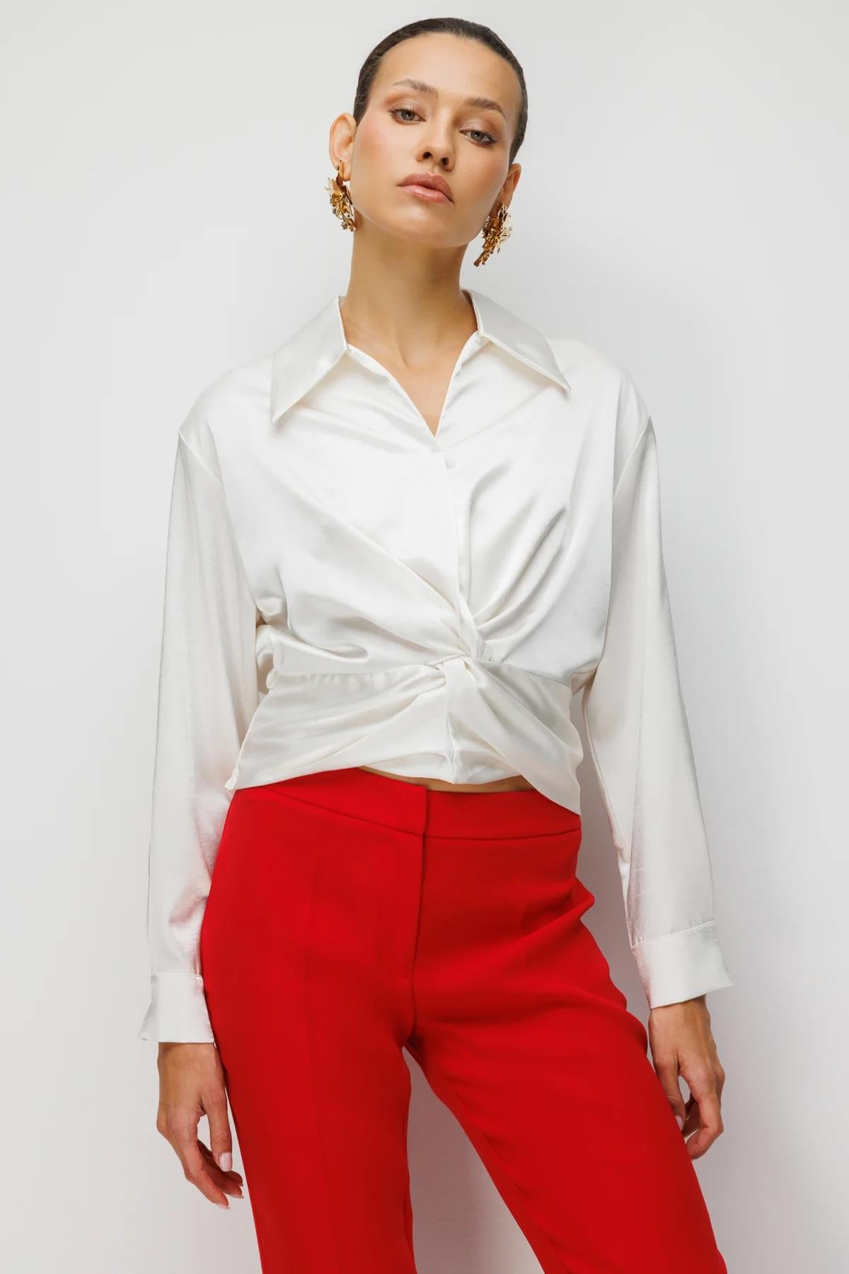 Büzgü Detaylı Saten Bluz