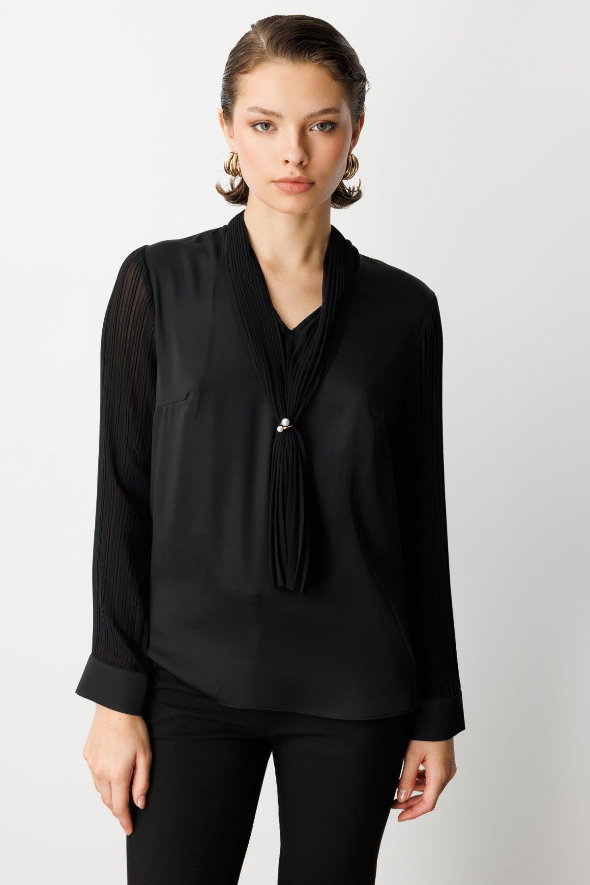 Yakası Fularlı Broş Detaylı Bluz