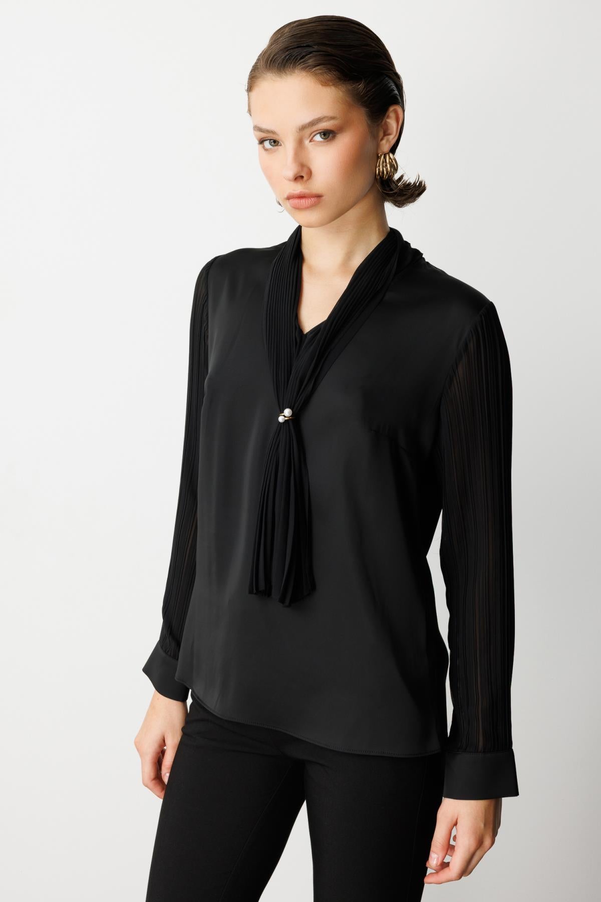 Yakası Fularlı Broş Detaylı Bluz