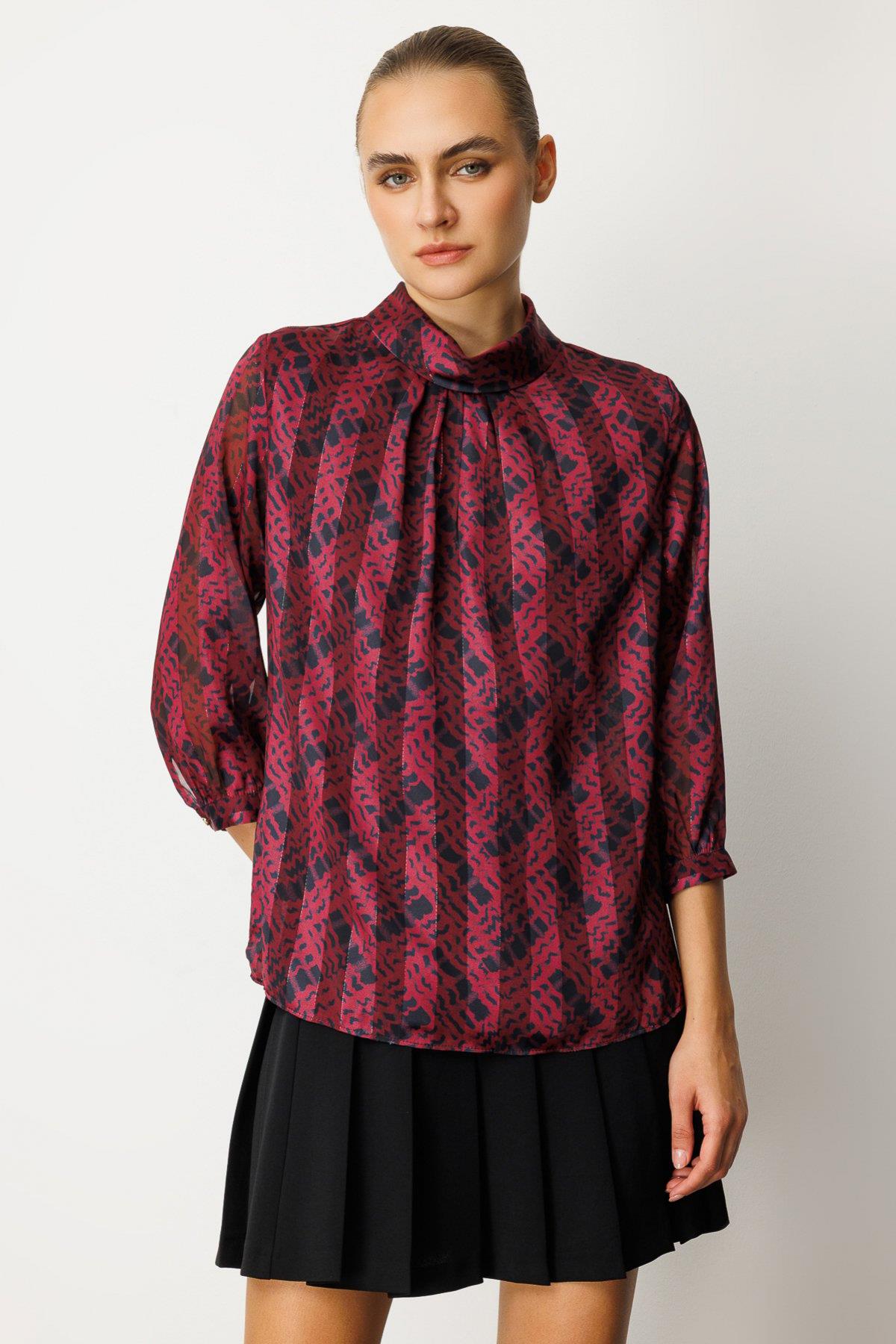 Yüksek Yakalı Desenli Dökümlü Bluz