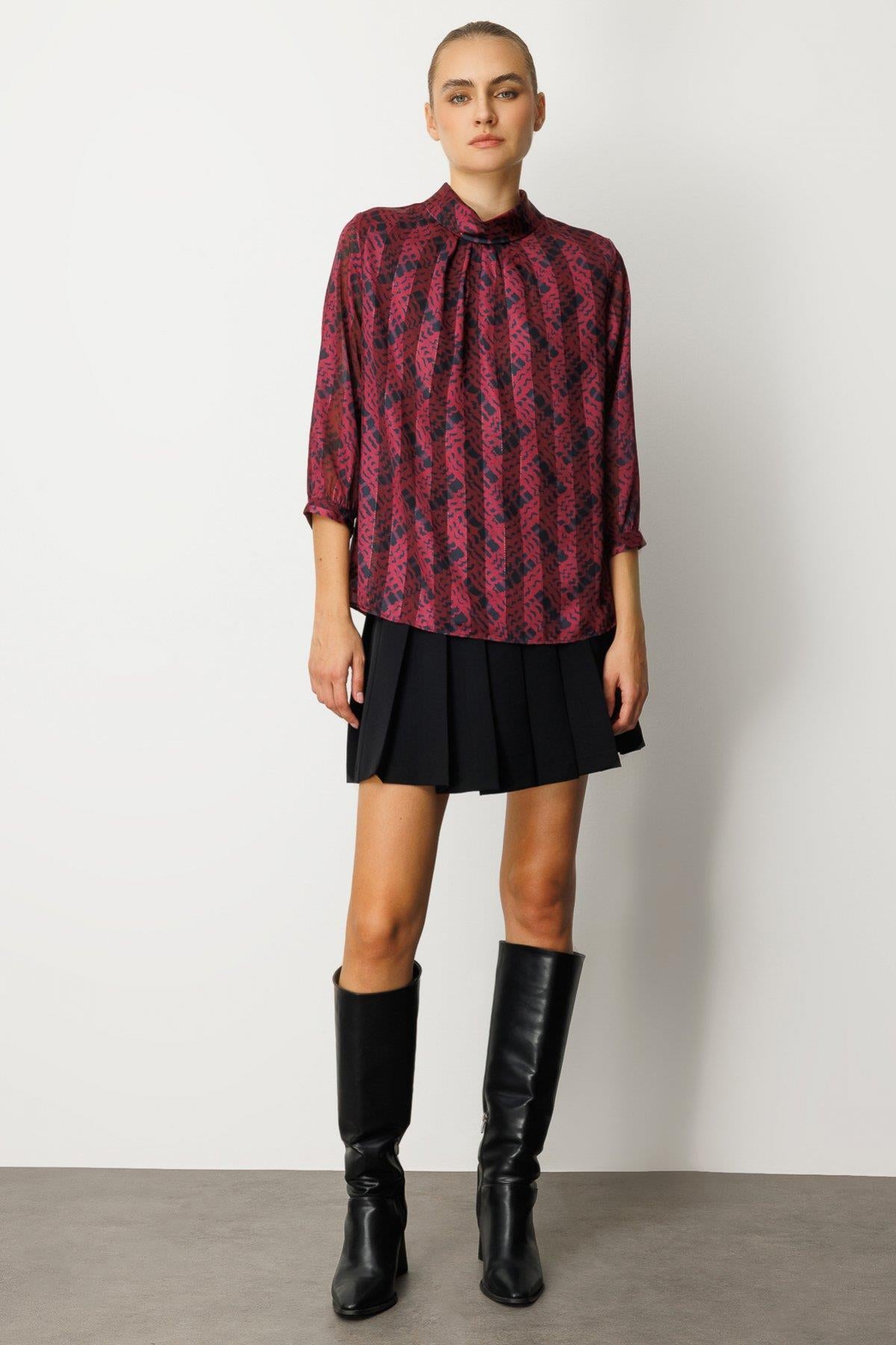 Yüksek Yakalı Desenli Dökümlü Bluz