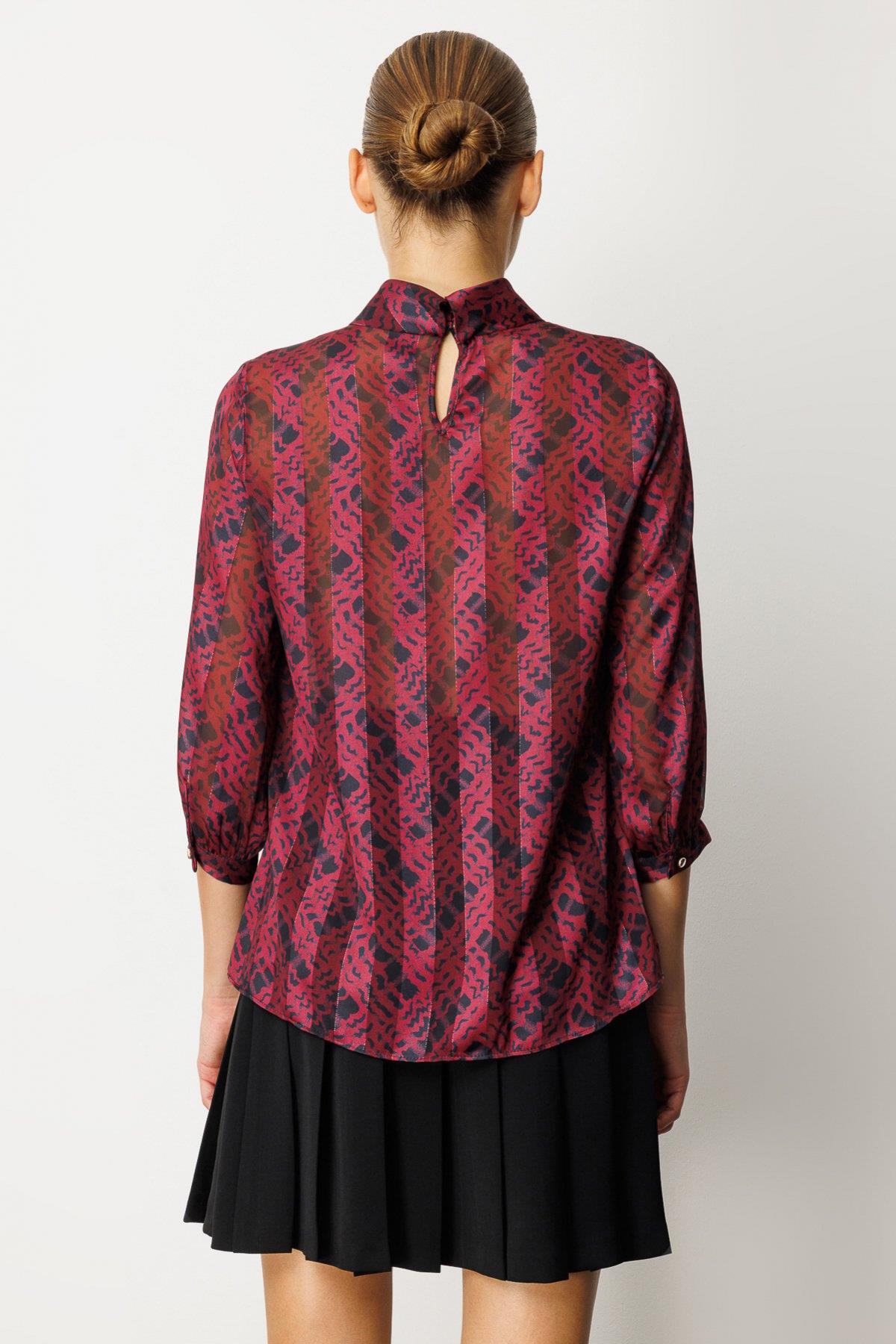 Yüksek Yakalı Desenli Dökümlü Bluz