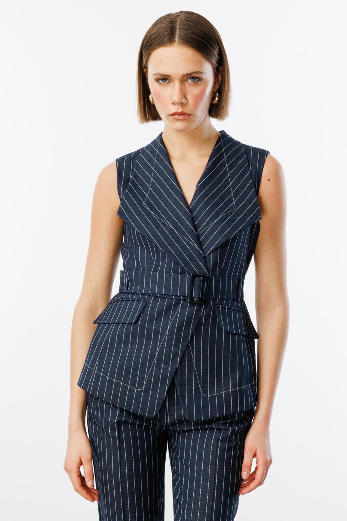 سترة بحزام خصر مع تفاصيل مخططة