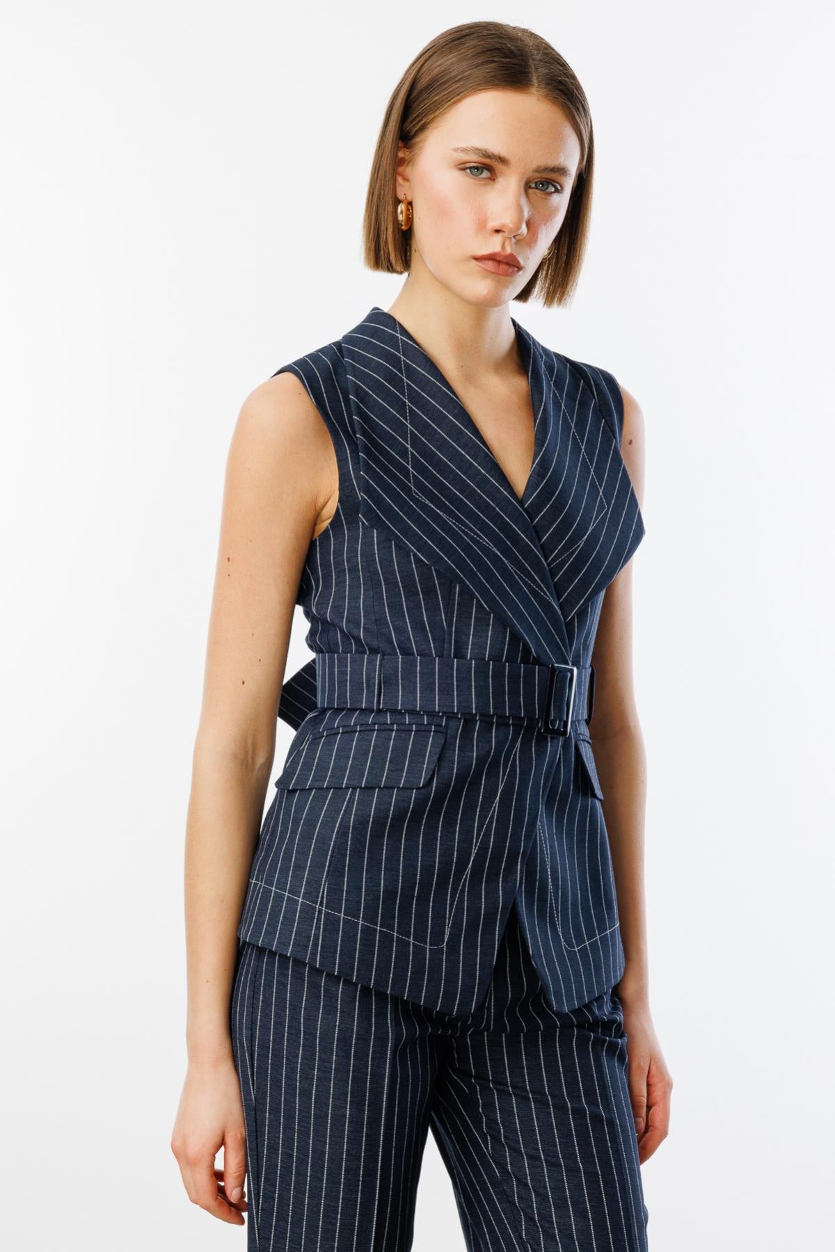 سترة بحزام خصر مع تفاصيل مخططة