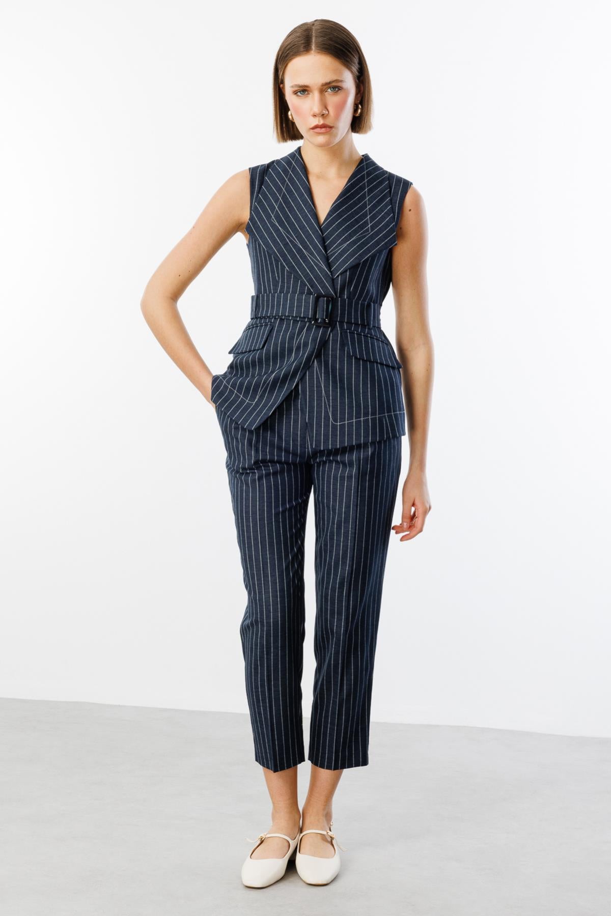 سترة بحزام خصر مع تفاصيل مخططة