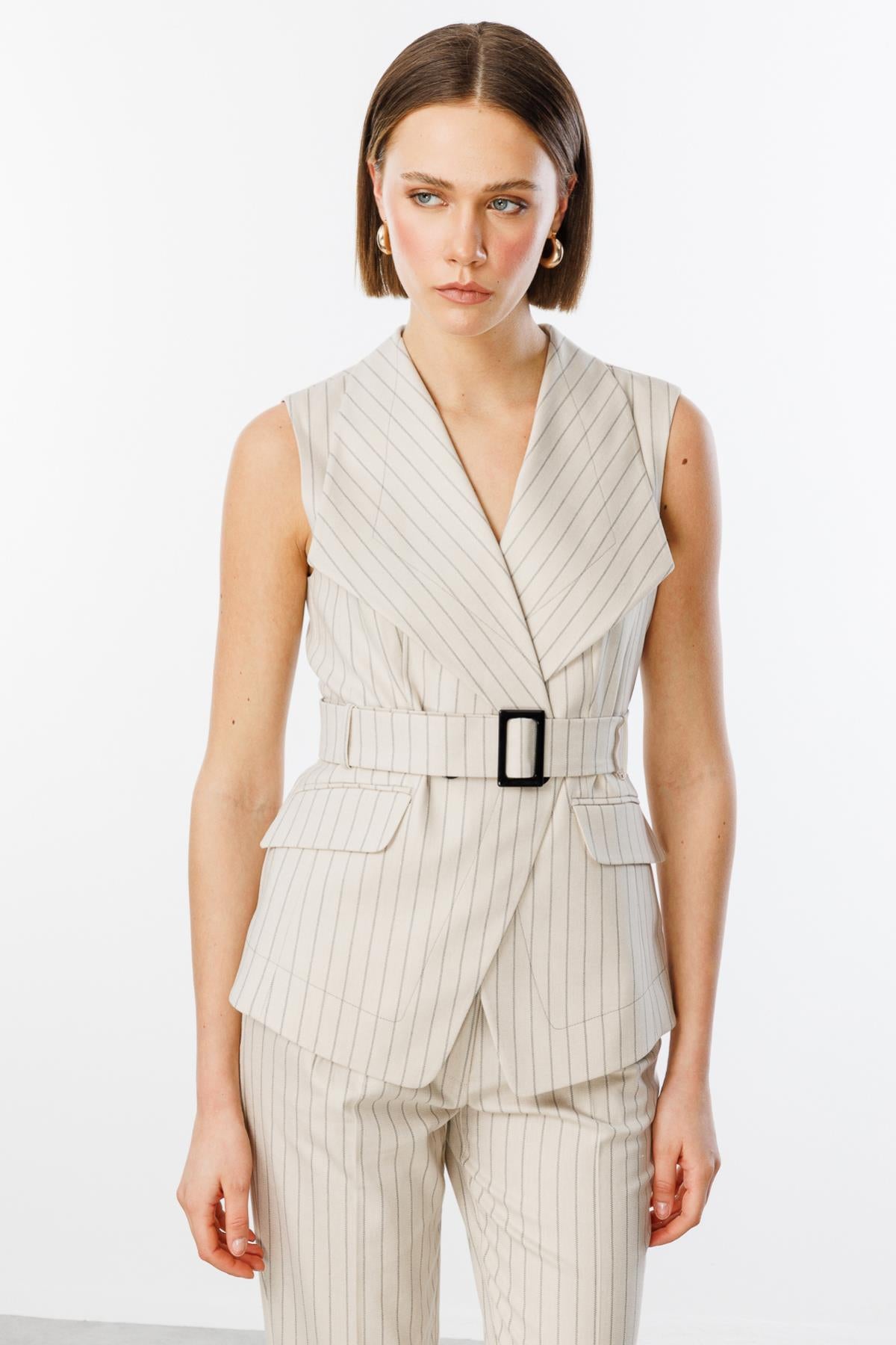 سترة بحزام خصر مع تفاصيل مخططة