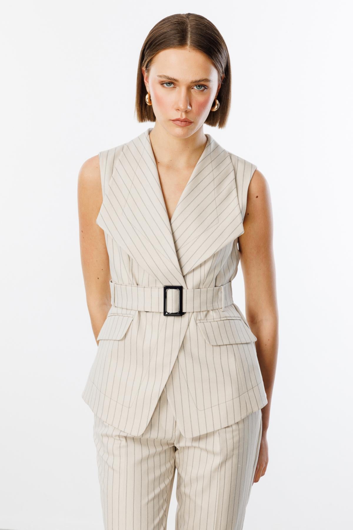 سترة بحزام خصر مع تفاصيل مخططة