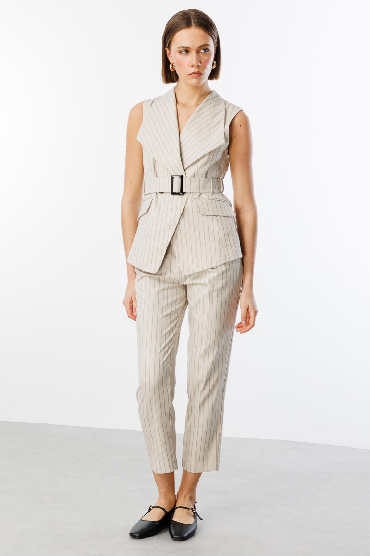 سترة بحزام خصر مع تفاصيل مخططة