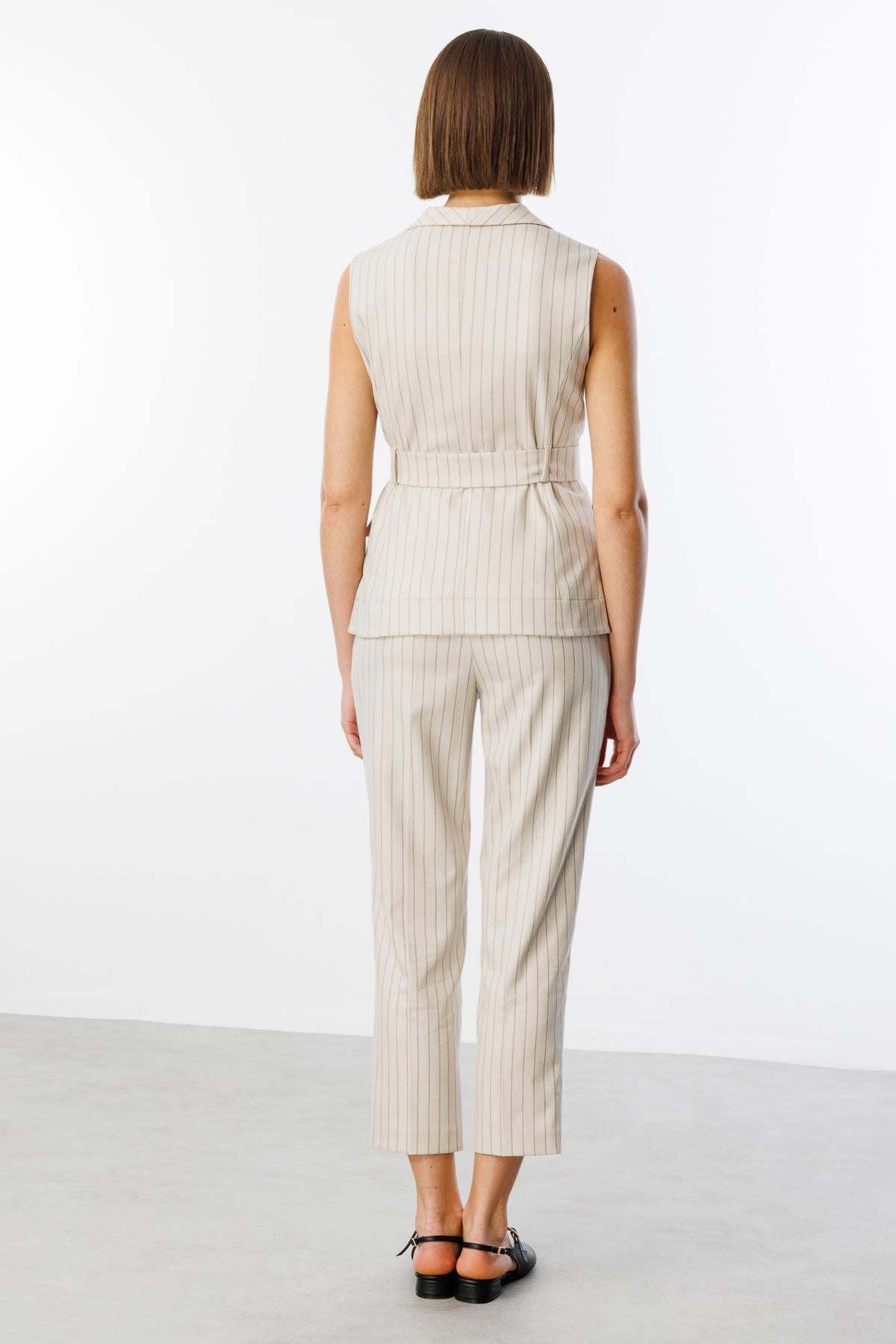 سترة بحزام خصر مع تفاصيل مخططة