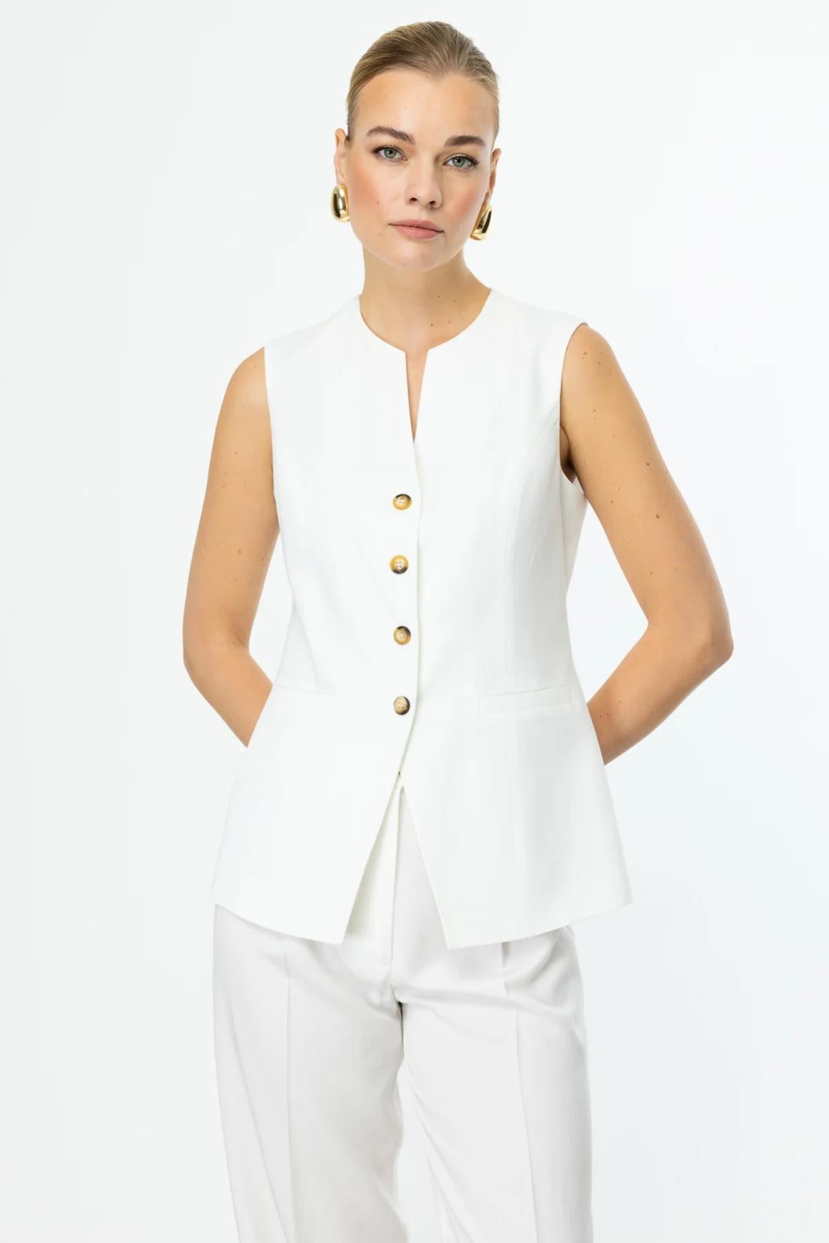 سترة بدون أكمام مع زر أمامي