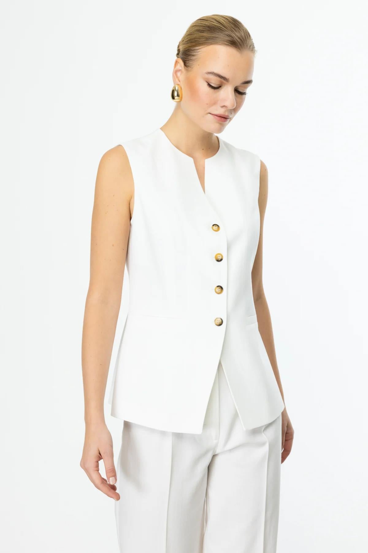 سترة بدون أكمام مع زر أمامي