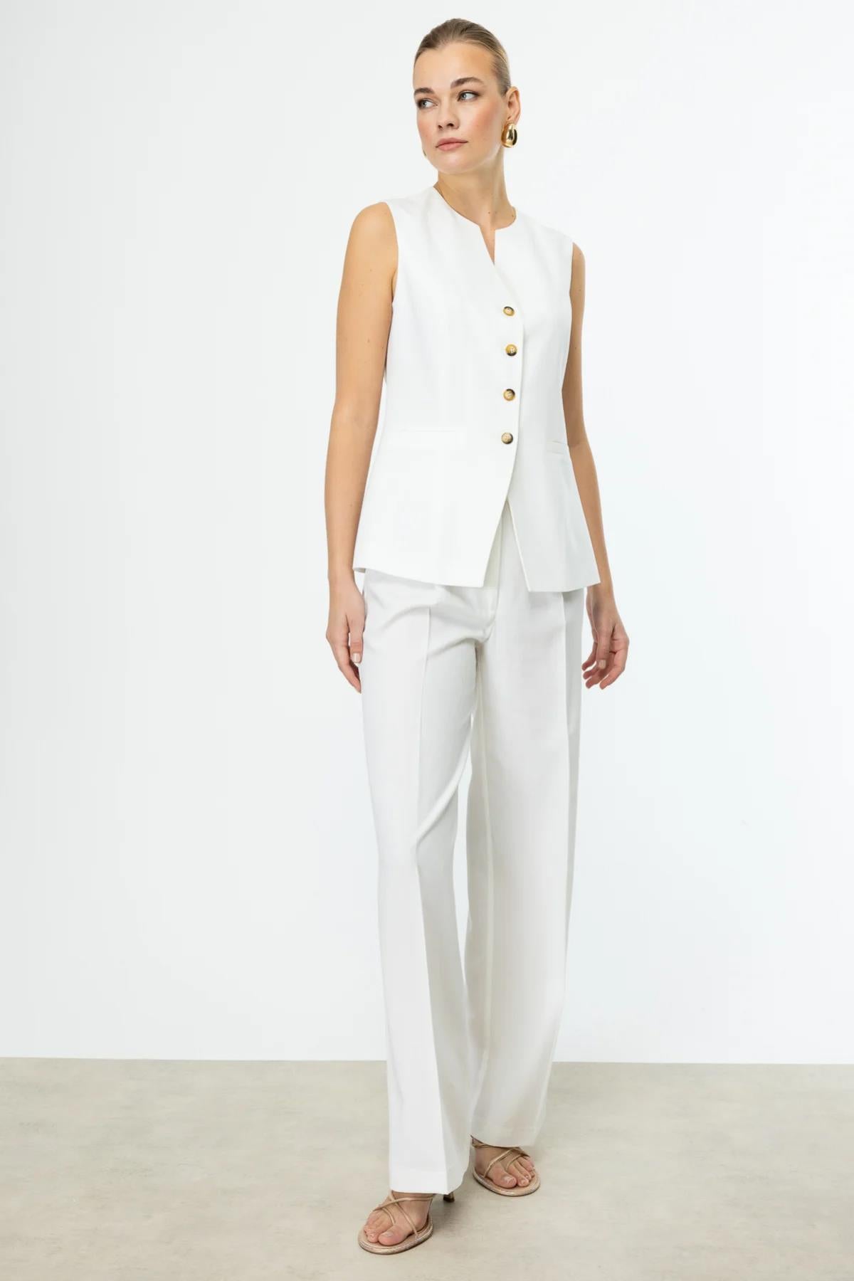 سترة بدون أكمام مع زر أمامي