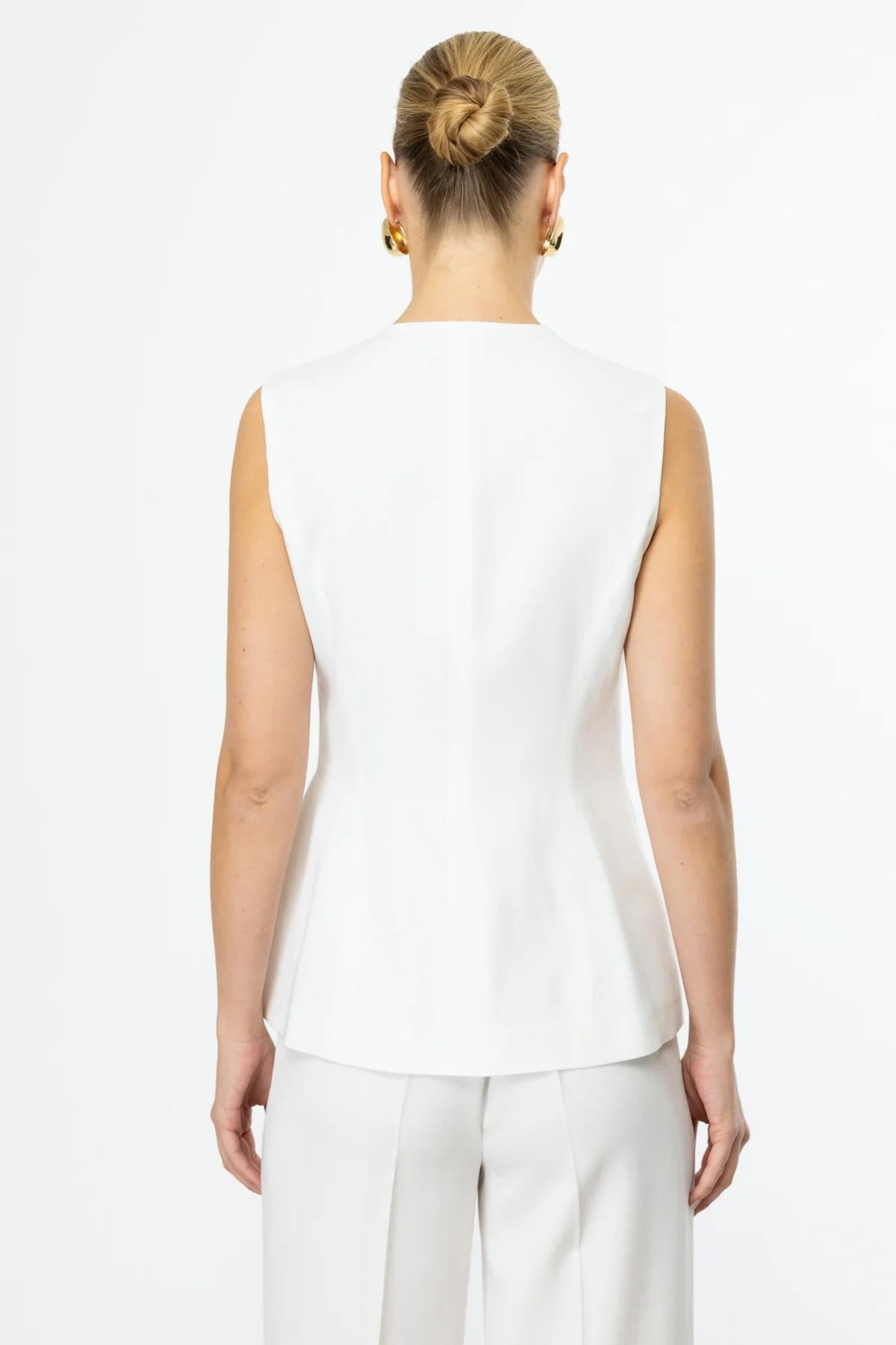 سترة بدون أكمام مع زر أمامي