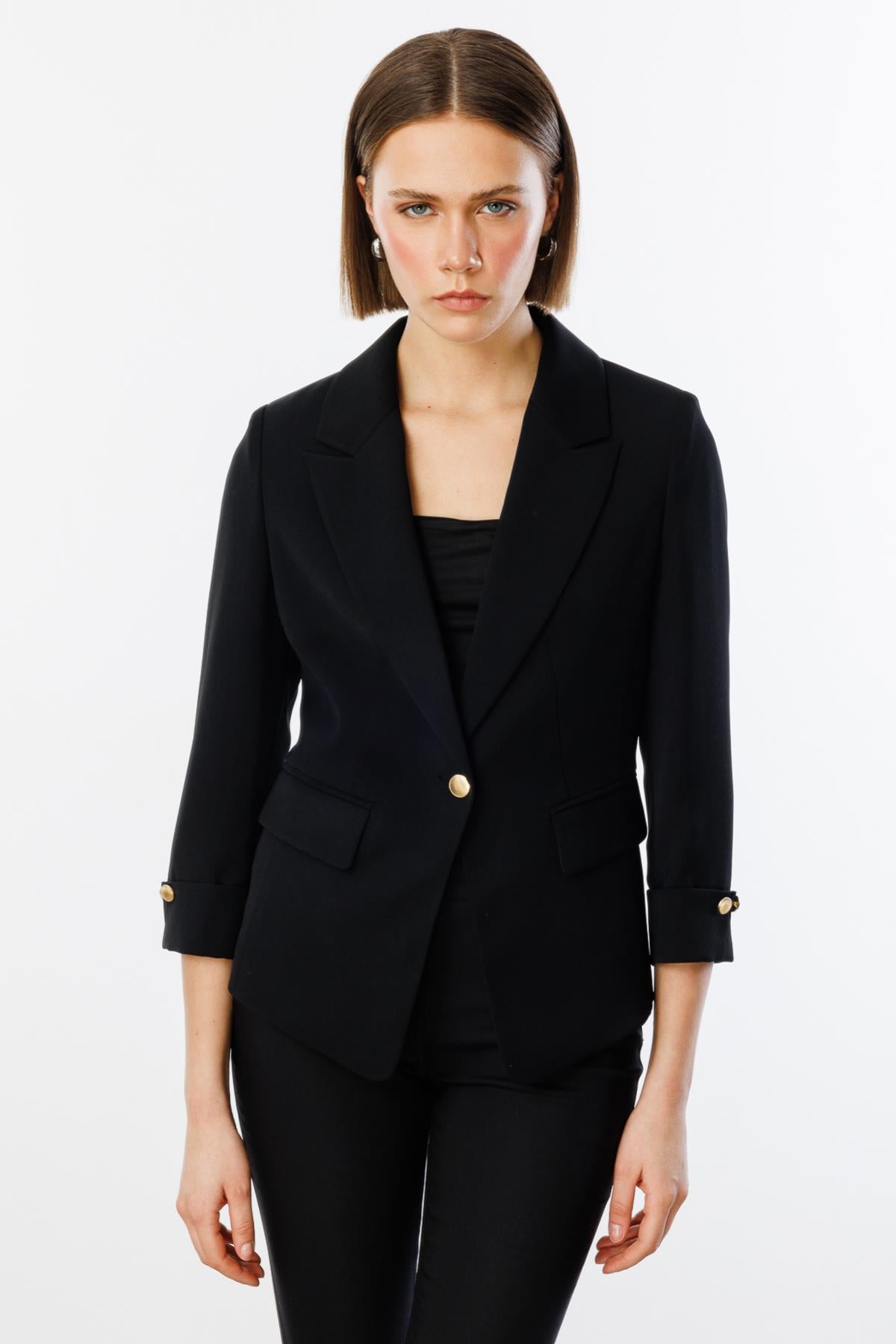 جاكيت قصير بأكمام مطوية وزر واحد