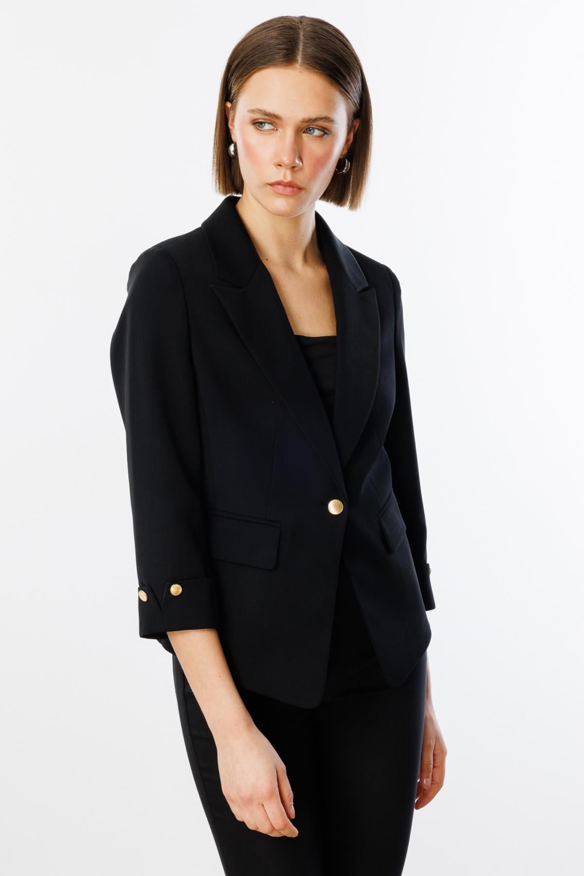 جاكيت قصير بأكمام مطوية وزر واحد