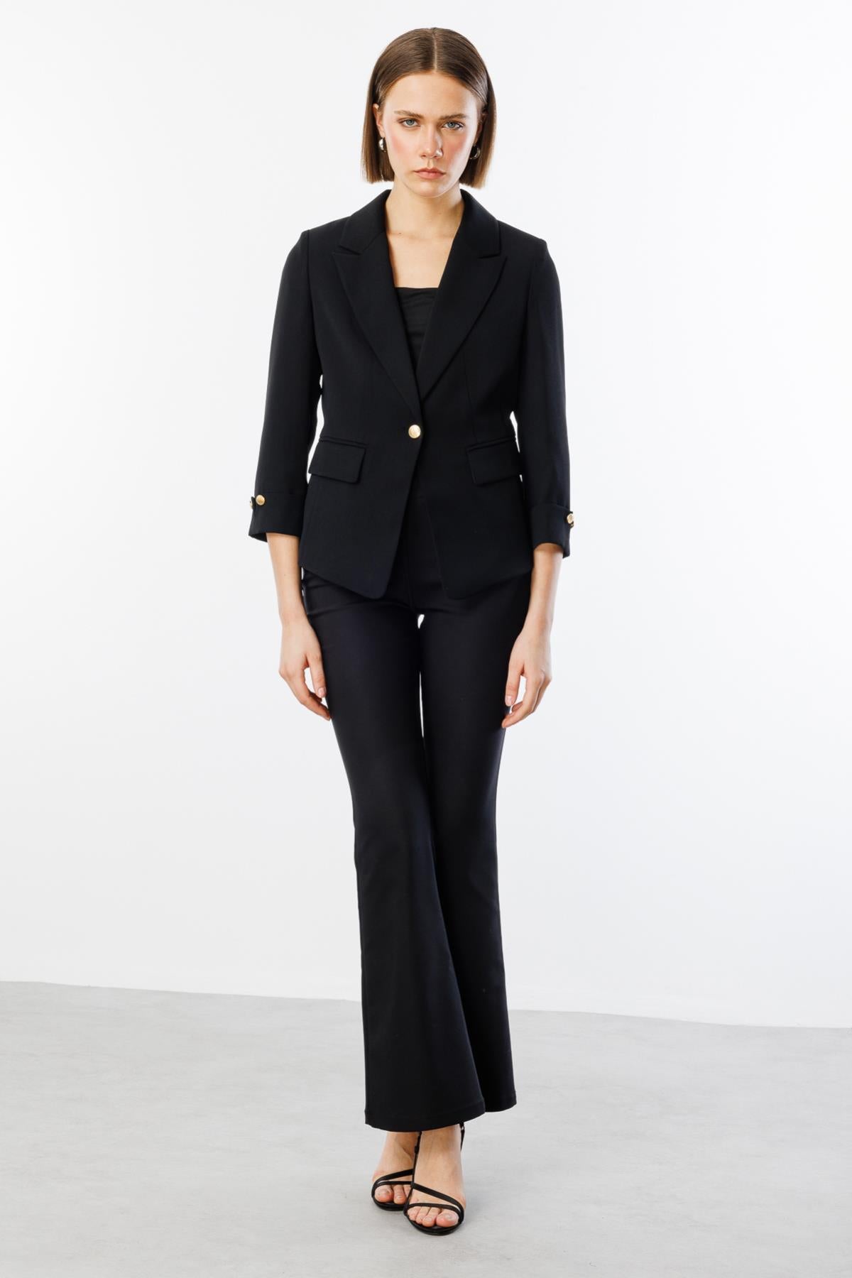 جاكيت قصير بأكمام مطوية وزر واحد