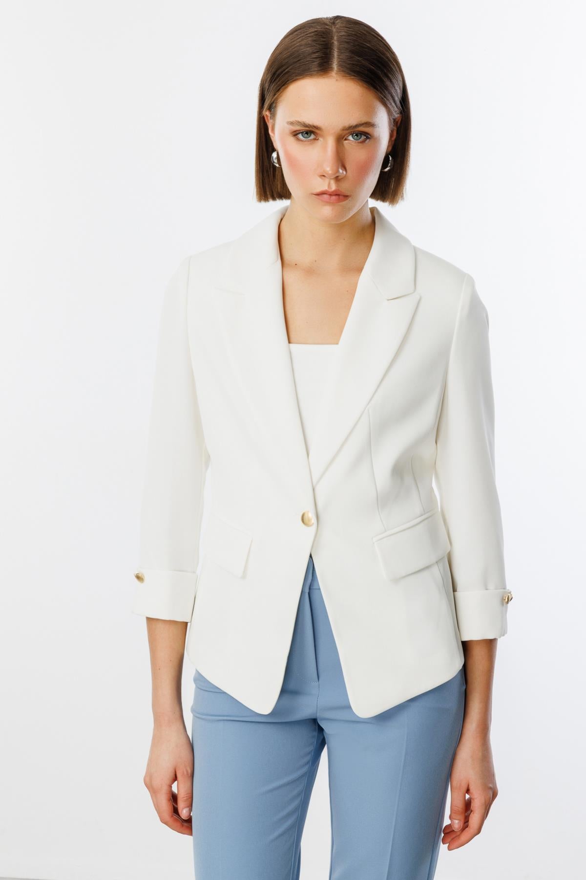 جاكيت قصير بأكمام مطوية وزر واحد