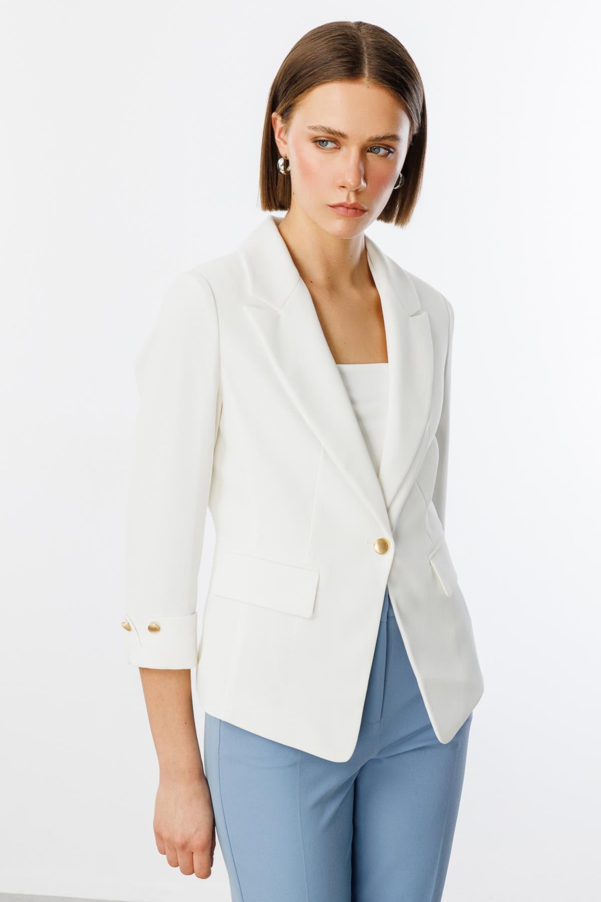 جاكيت قصير بأكمام مطوية وزر واحد