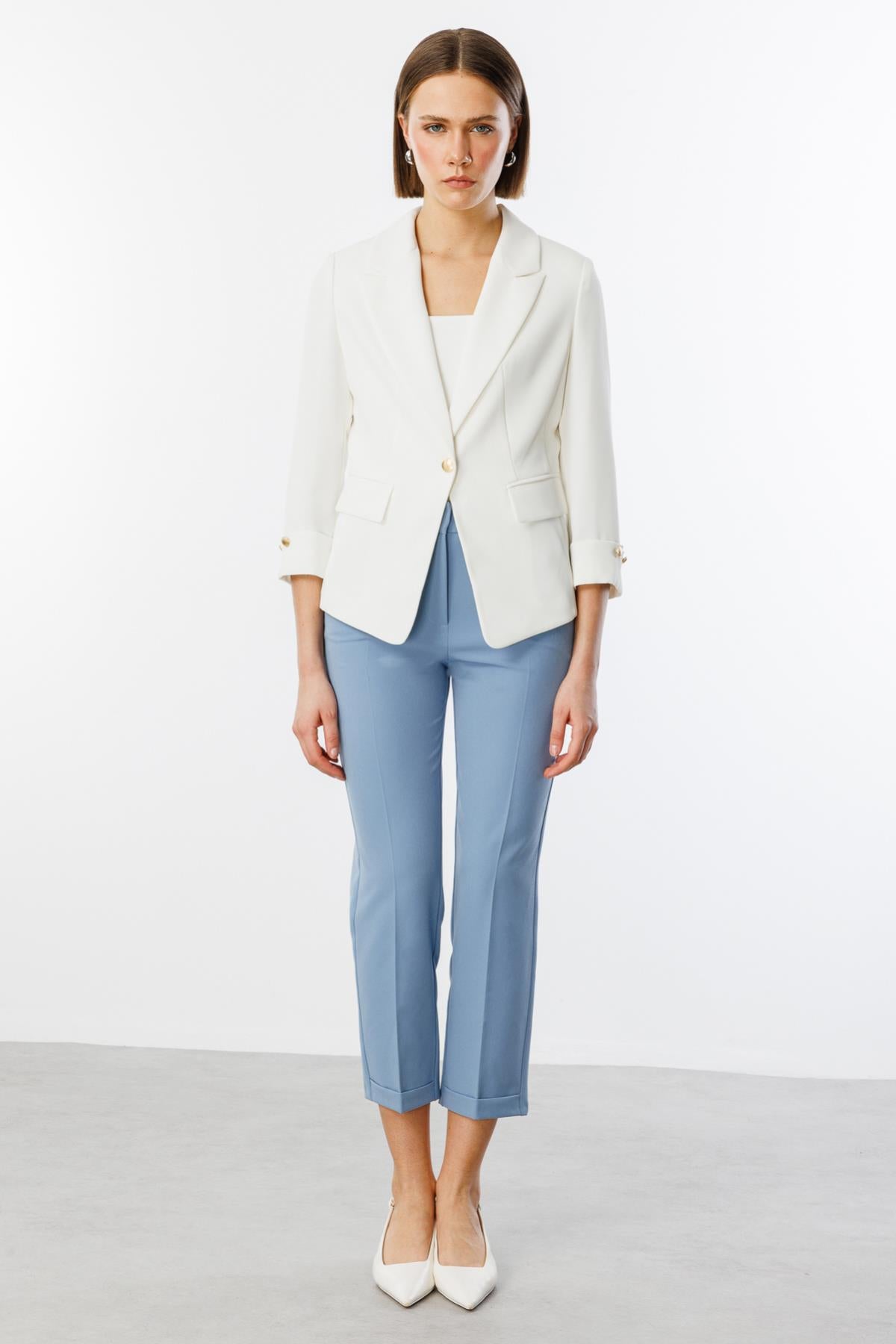 جاكيت قصير بأكمام مطوية وزر واحد