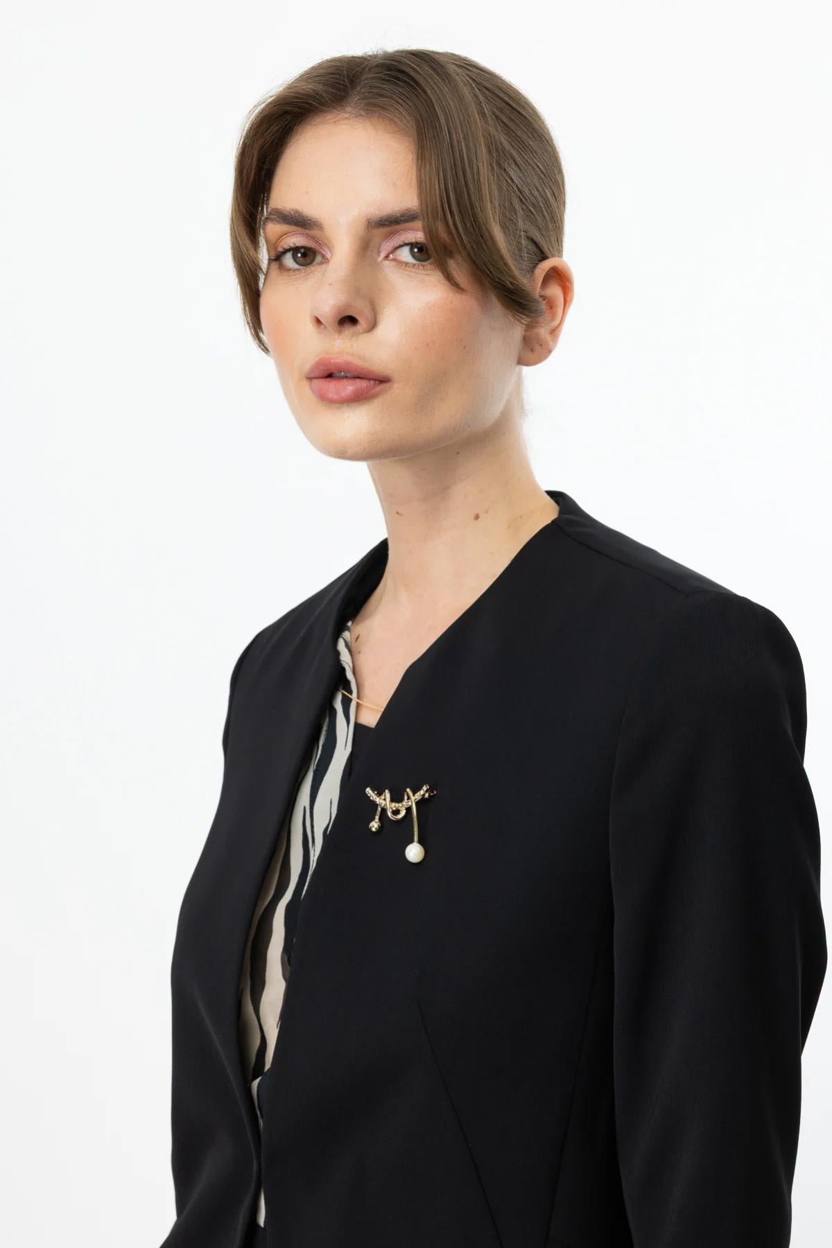 Sıfır Yaka Broşlu Ceket