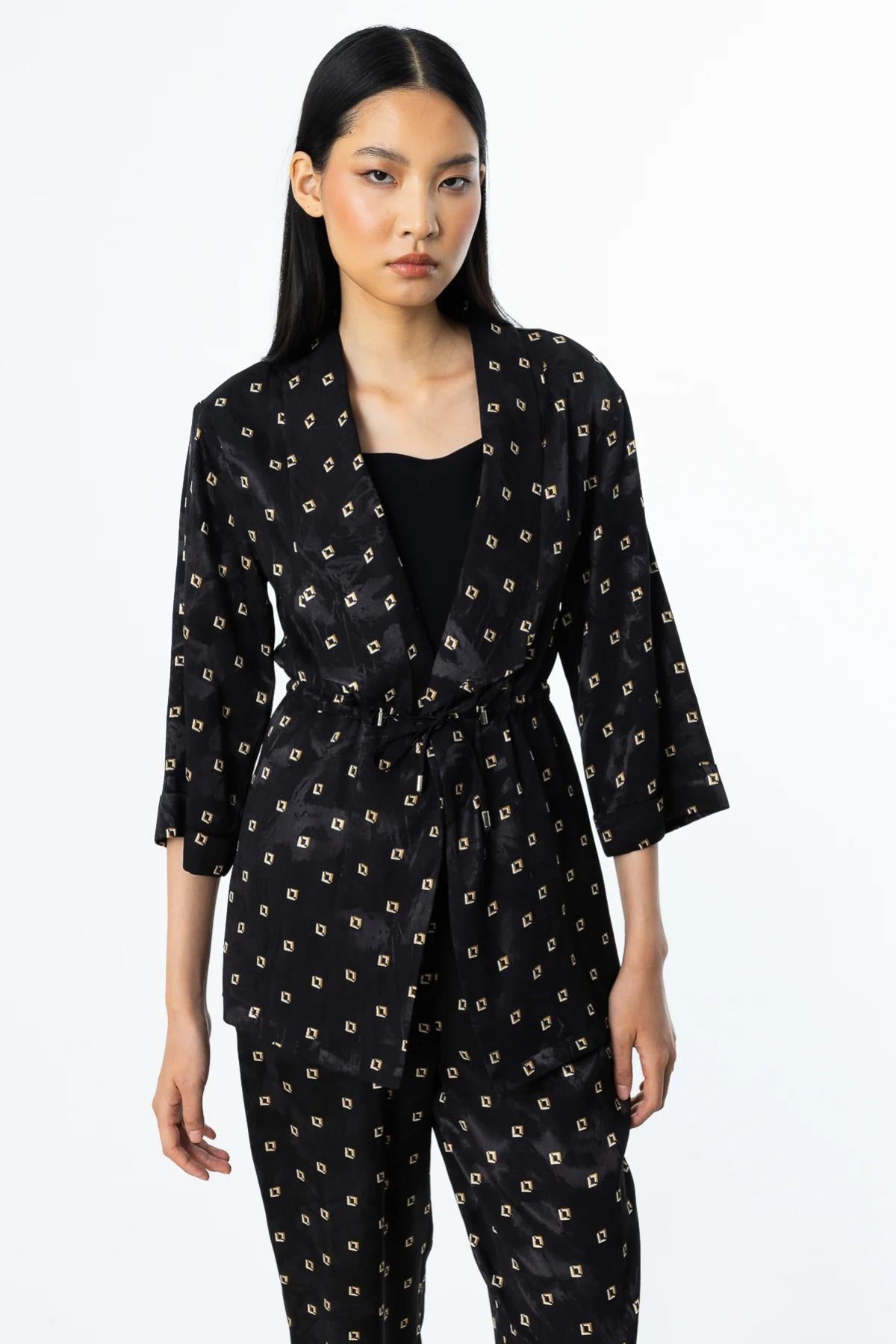 سترة برباط خصر بتصميم ذاتي