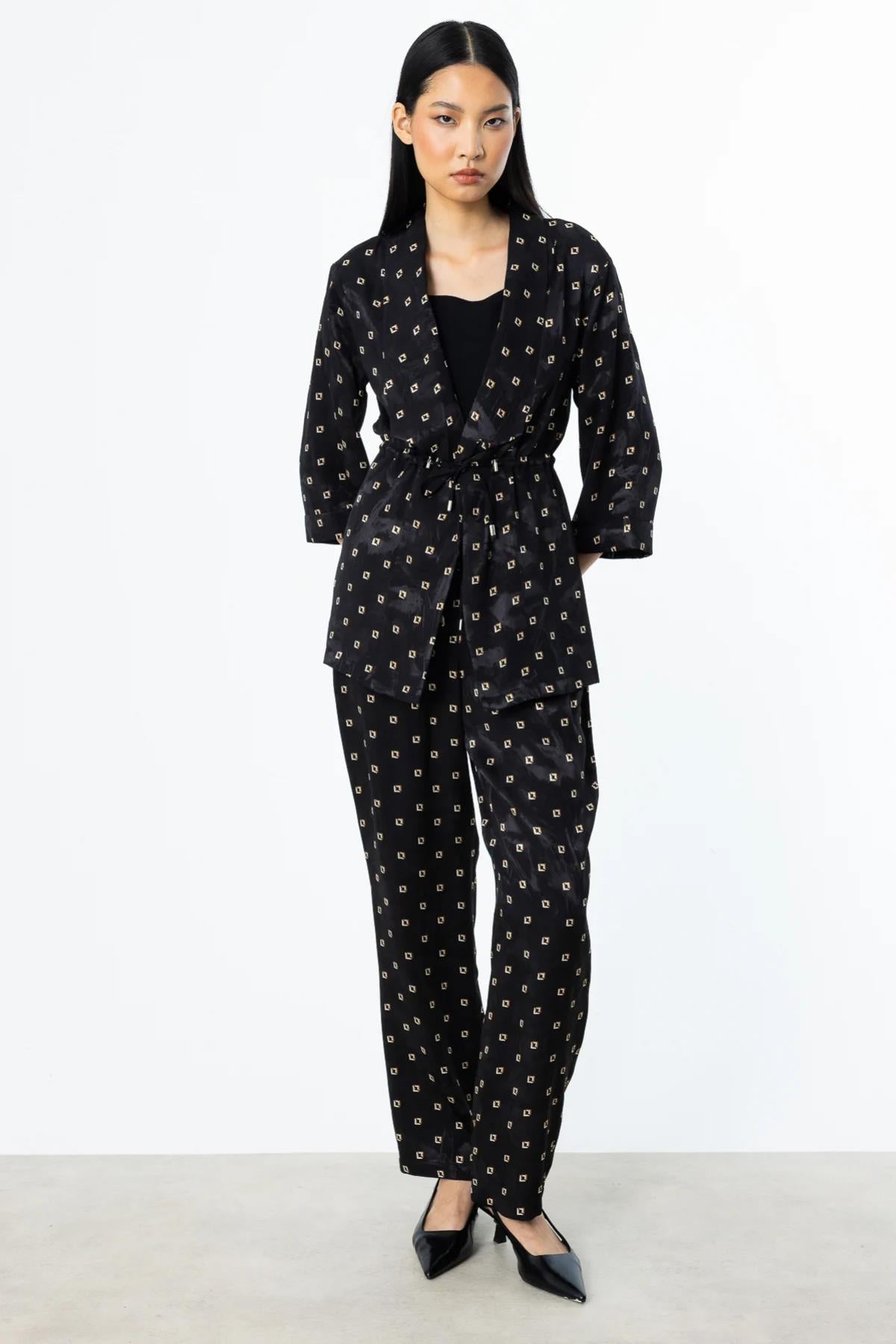 سترة برباط خصر بتصميم ذاتي