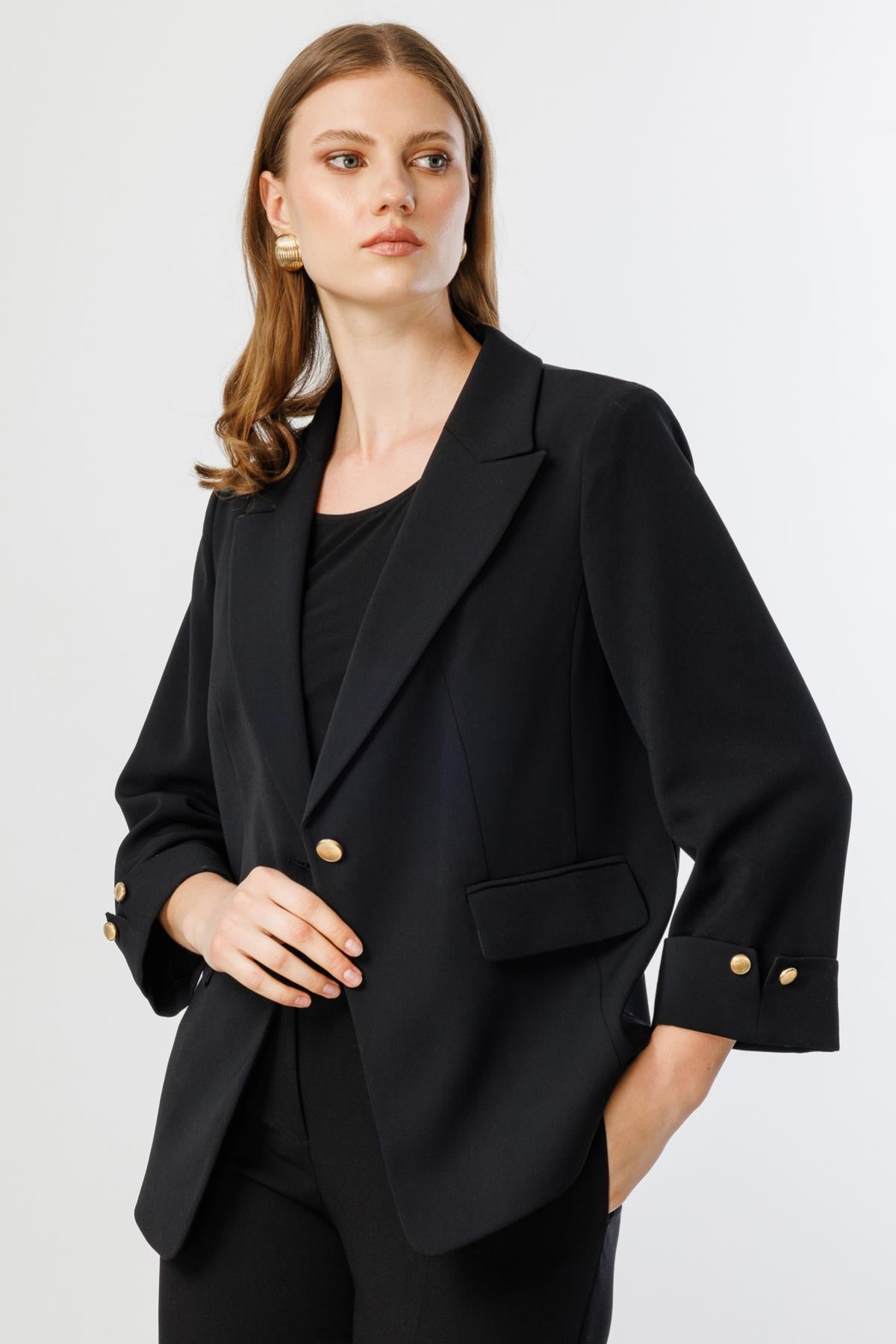 جاكيت بزر واحد وأكمام مطوية بمقاس كبير