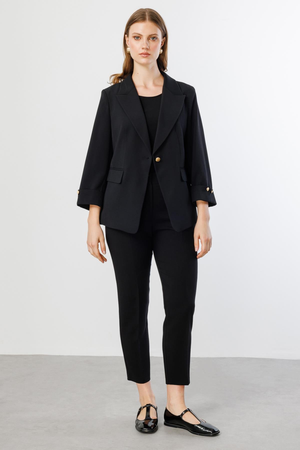 جاكيت بزر واحد وأكمام مطوية بمقاس كبير