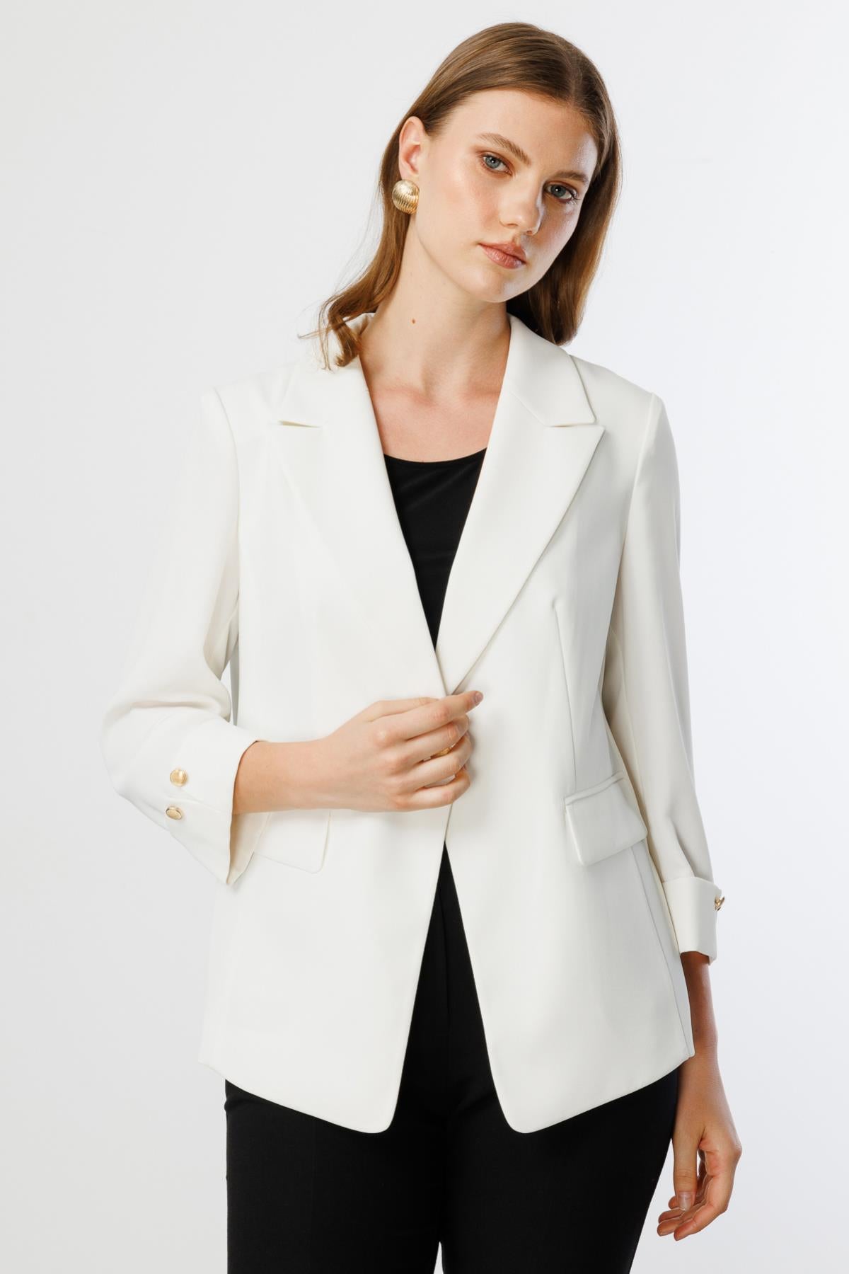 جاكيت بزر واحد وأكمام مطوية بمقاس كبير