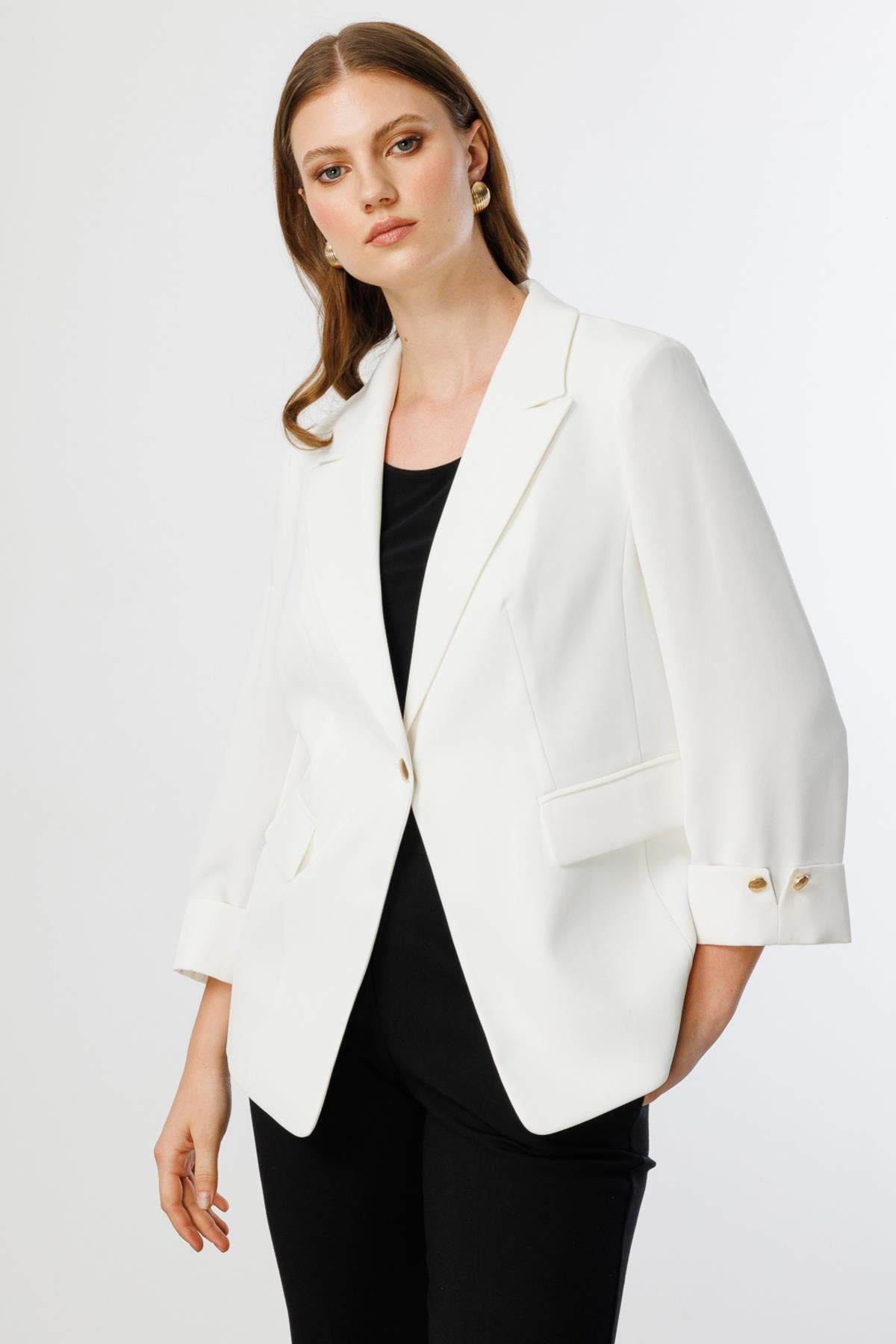 جاكيت بزر واحد وأكمام مطوية بمقاس كبير