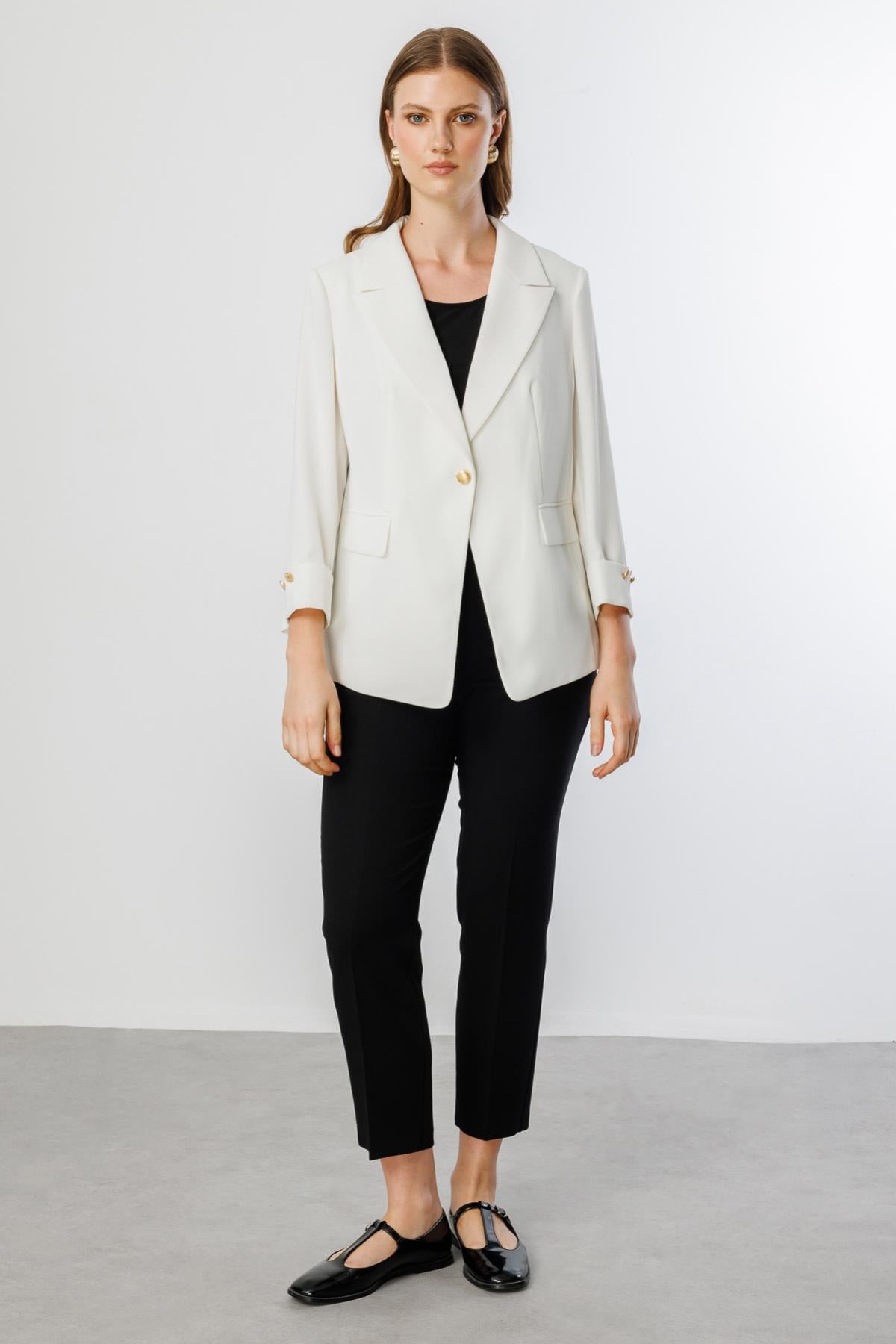 جاكيت بزر واحد وأكمام مطوية بمقاس كبير