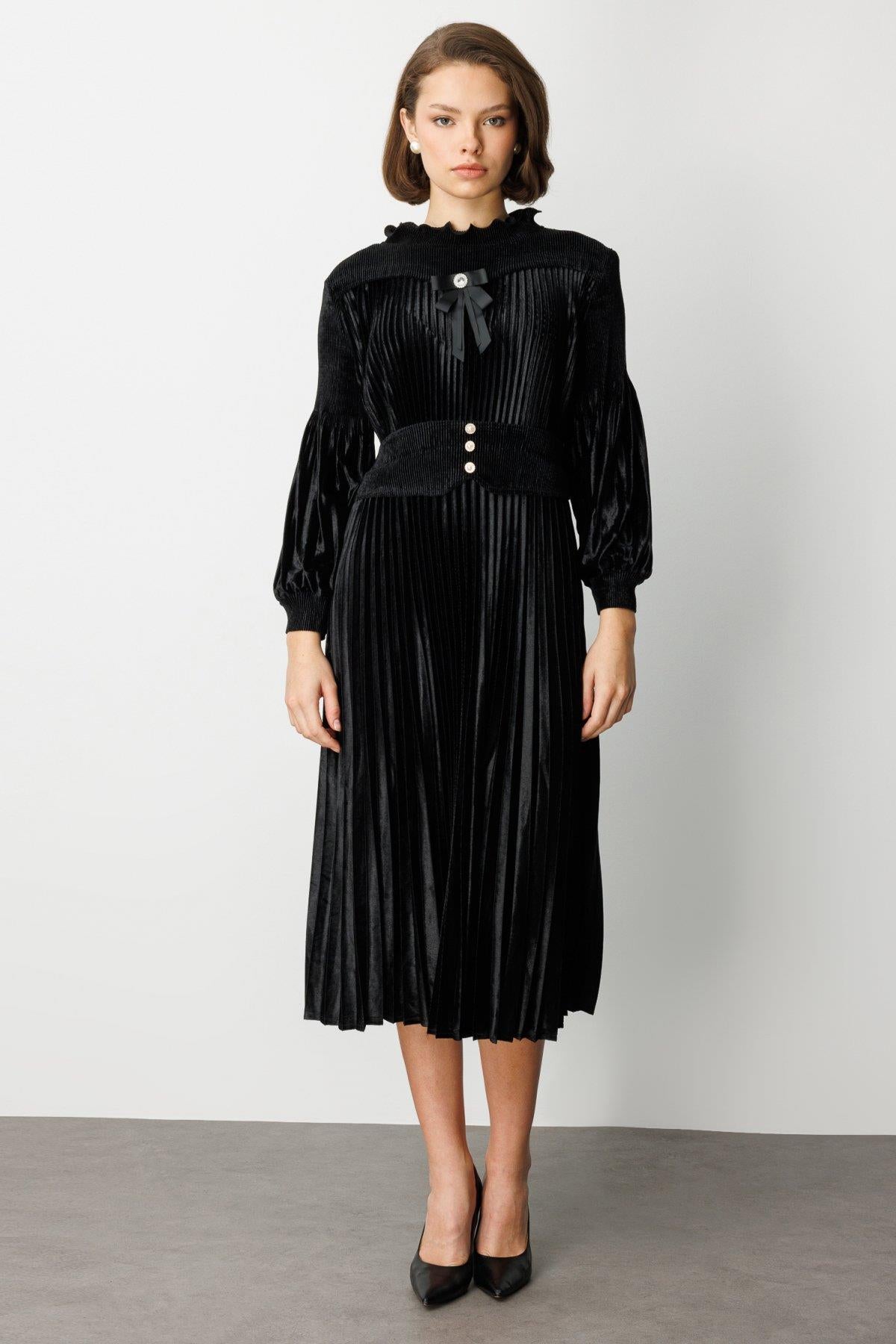 Kurdele Detaylı Piliseli Midi Boy Elbise