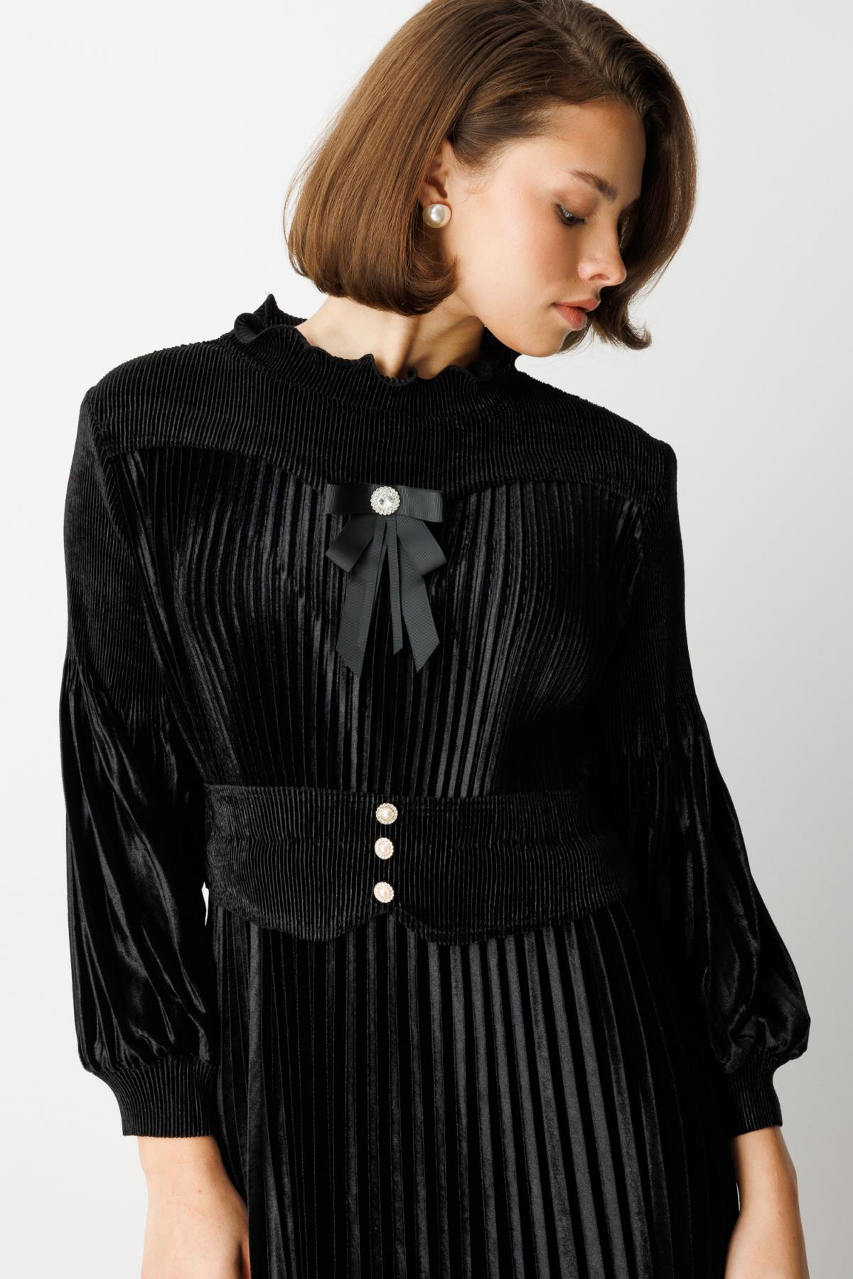 Kurdele Detaylı Piliseli Midi Boy Elbise