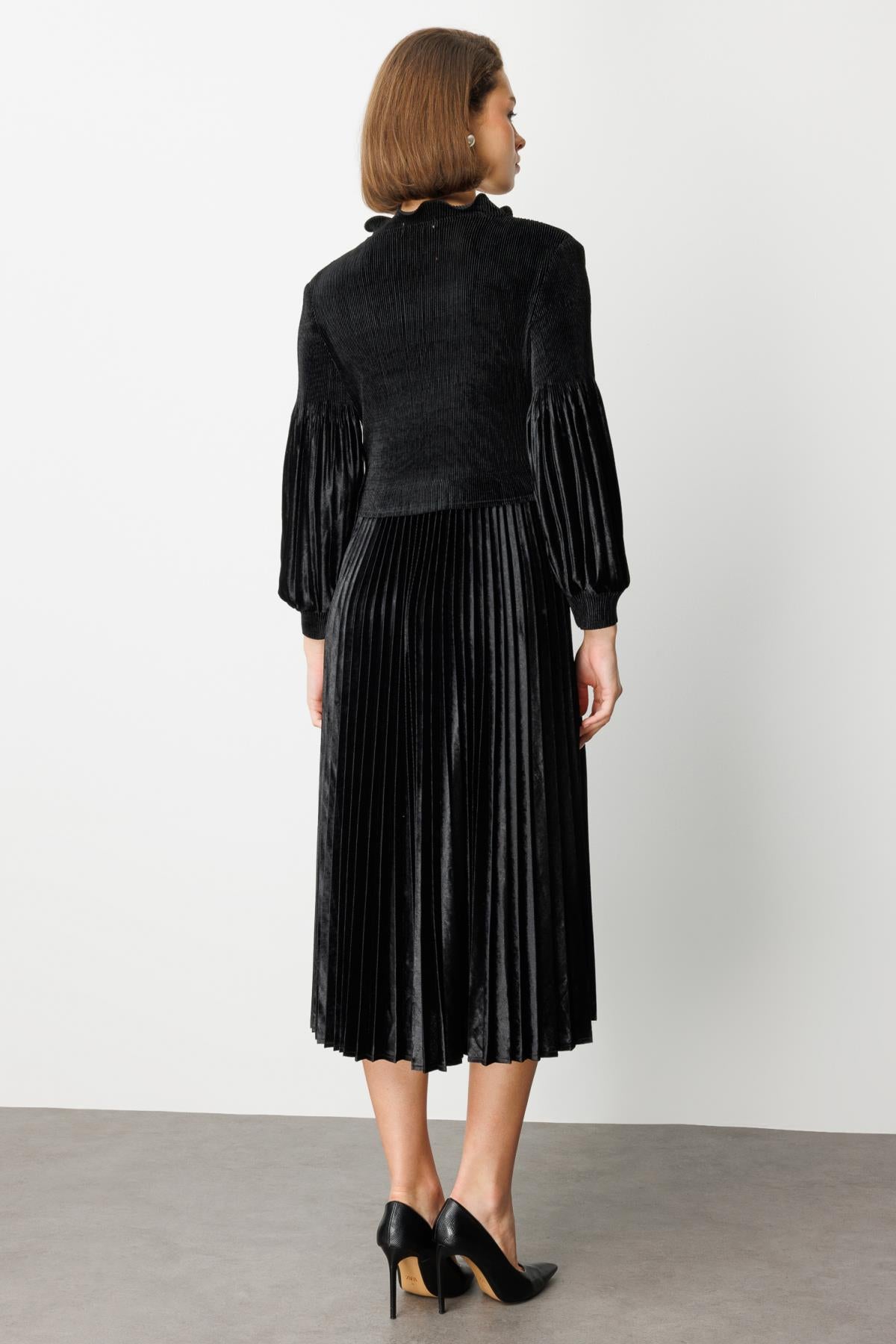 Kurdele Detaylı Piliseli Midi Boy Elbise