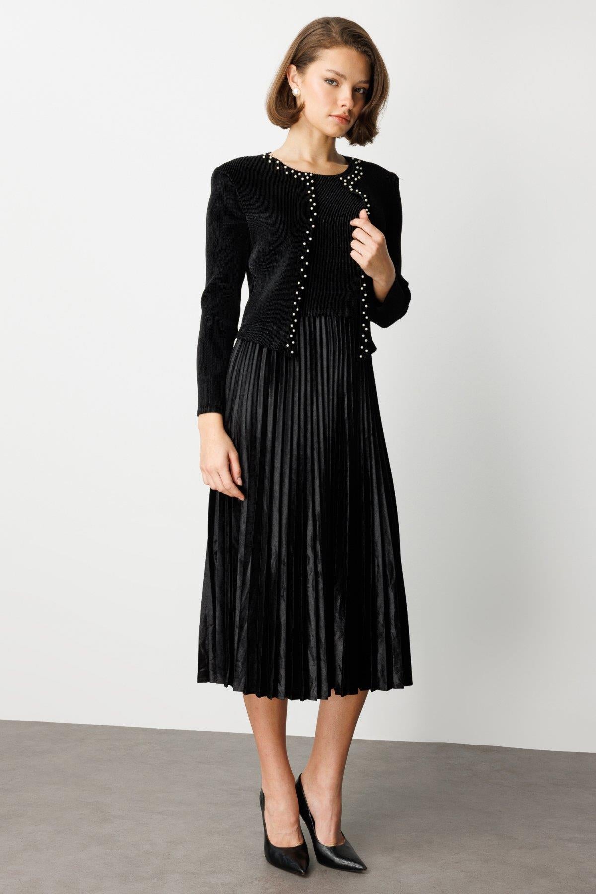 Boncuk Detaylı Kadife Elbise