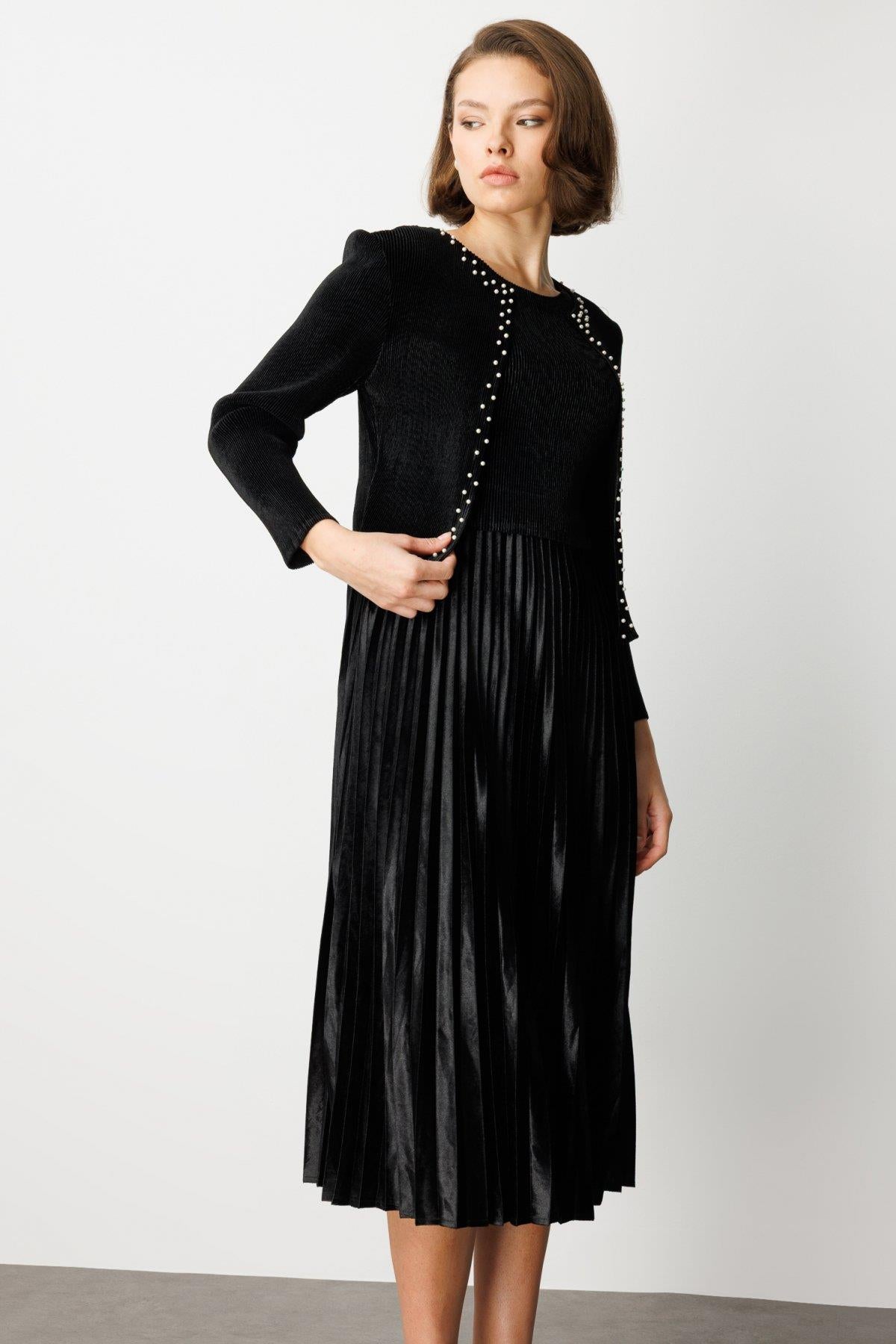 Boncuk Detaylı Kadife Elbise