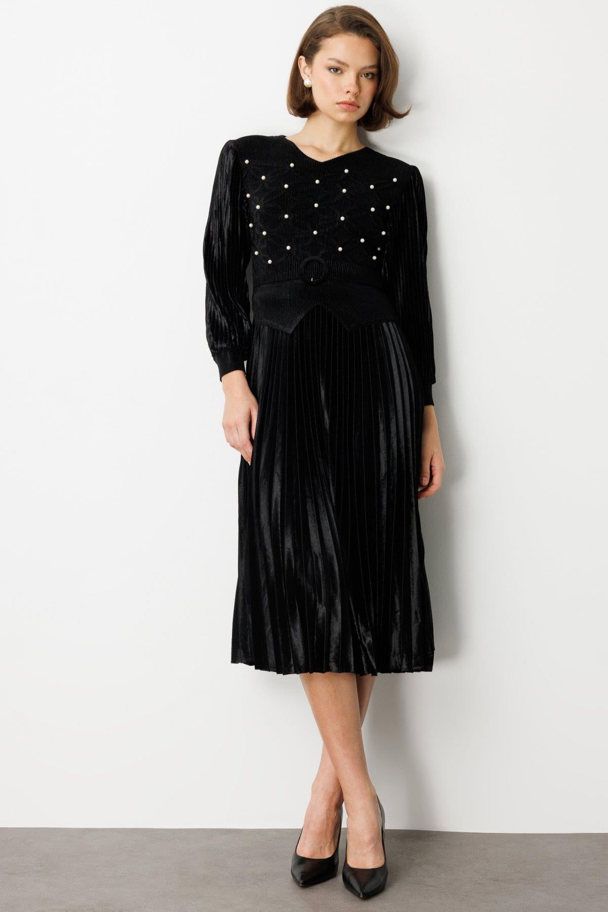 V Yaka Boncuk Detaylı Kadife Elbise