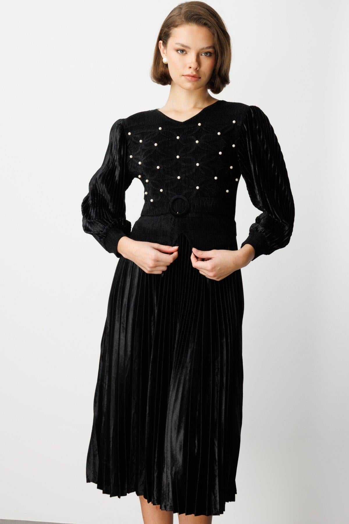 V Yaka Boncuk Detaylı Kadife Elbise