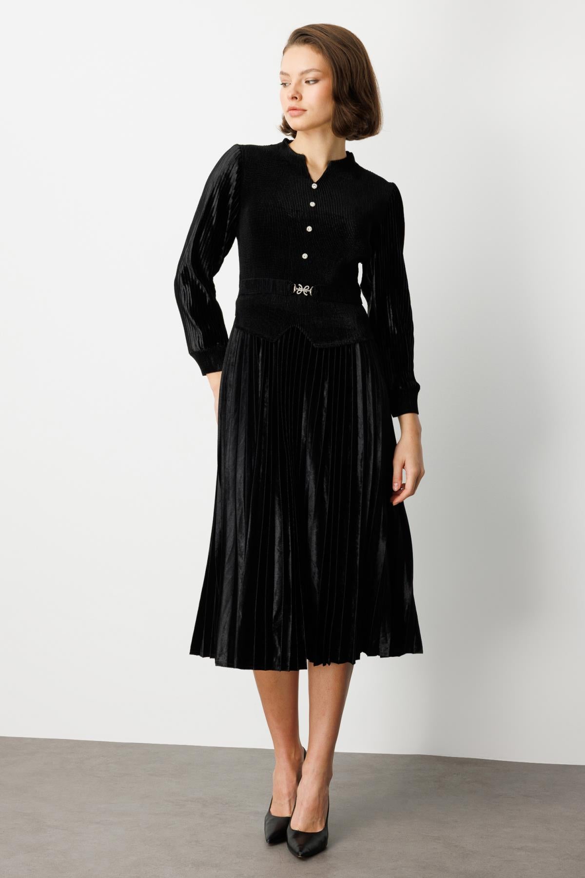 Beli Kemer Detaylı Taş Dümeli Kadife Elbise