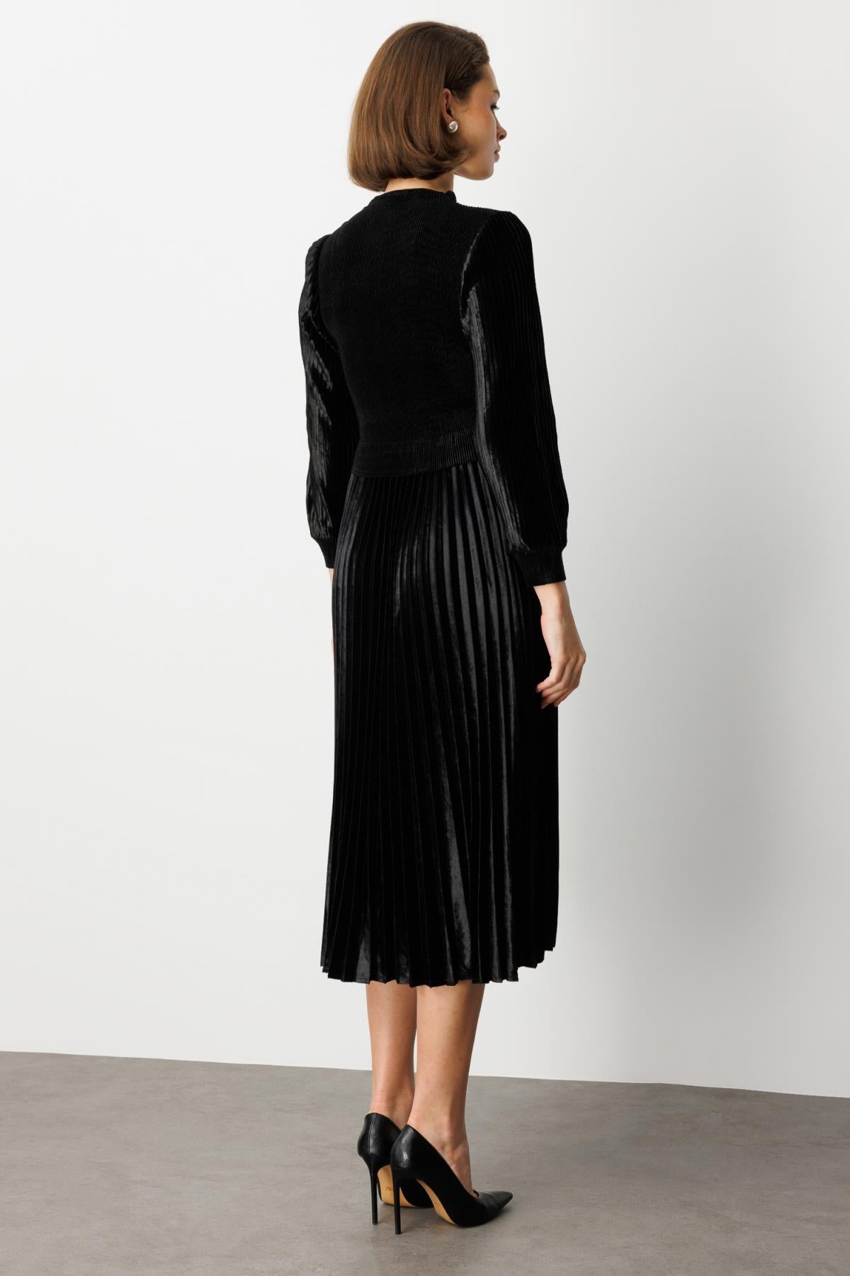 Beli Kemer Detaylı Taş Dümeli Kadife Elbise