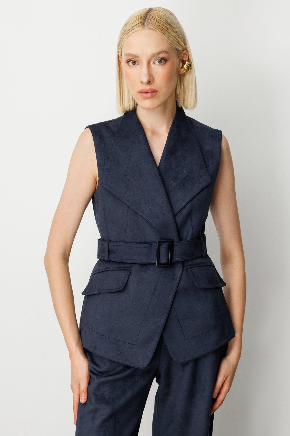 سترة بحزام على الخصر مع جيب بغطاء