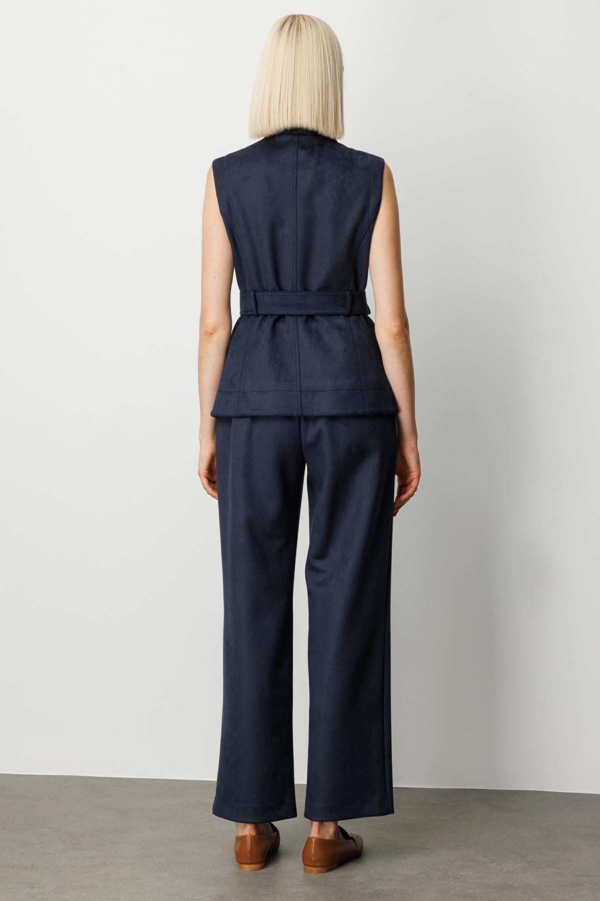 سترة بحزام على الخصر مع جيب بغطاء