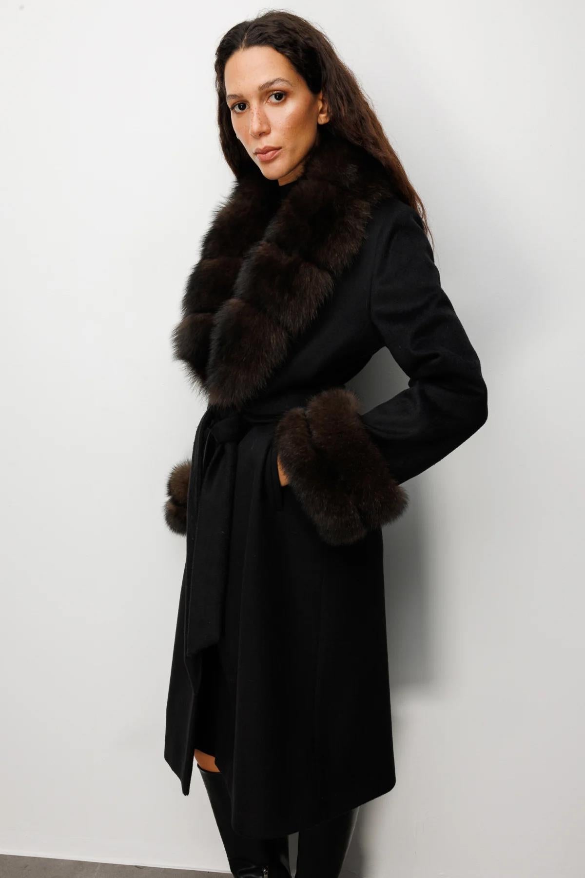 Yaka Ve Kol Kürklü Beli Kuşaklı Kaban