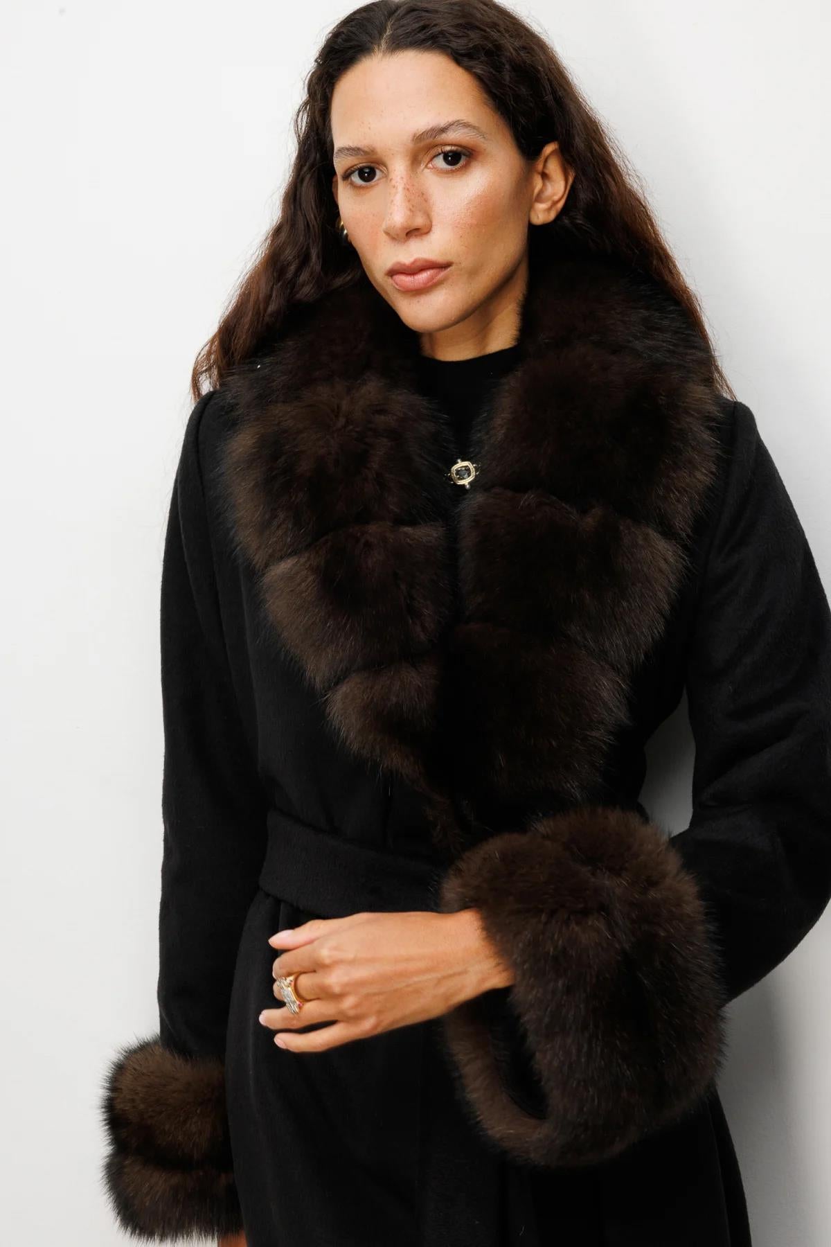 Yaka Ve Kol Kürklü Beli Kuşaklı Kaban