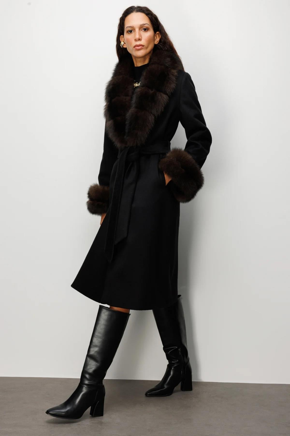 Yaka Ve Kol Kürklü Beli Kuşaklı Kaban