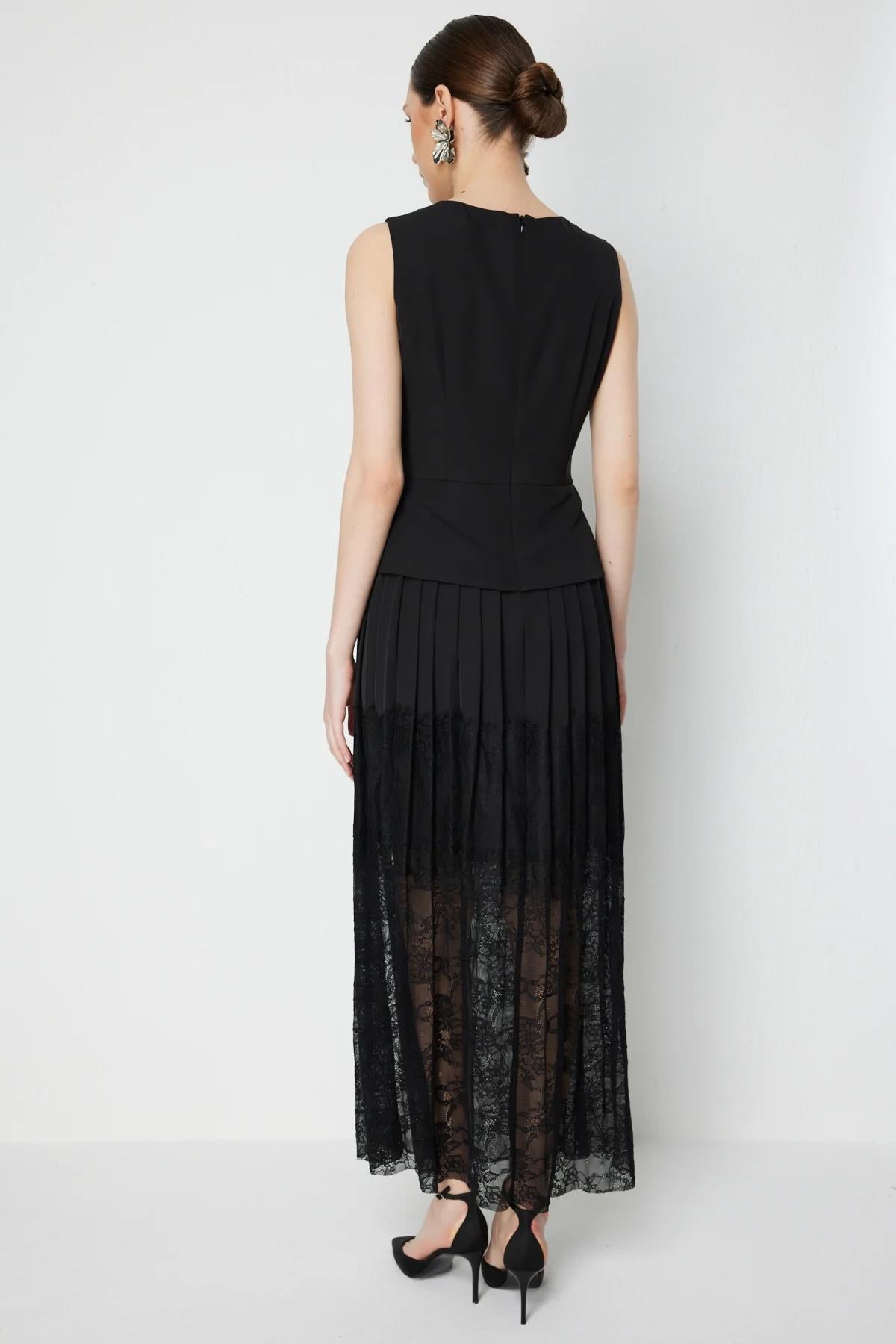 Eteği Dantel Piliseli Kolsuz Uzun Elbise