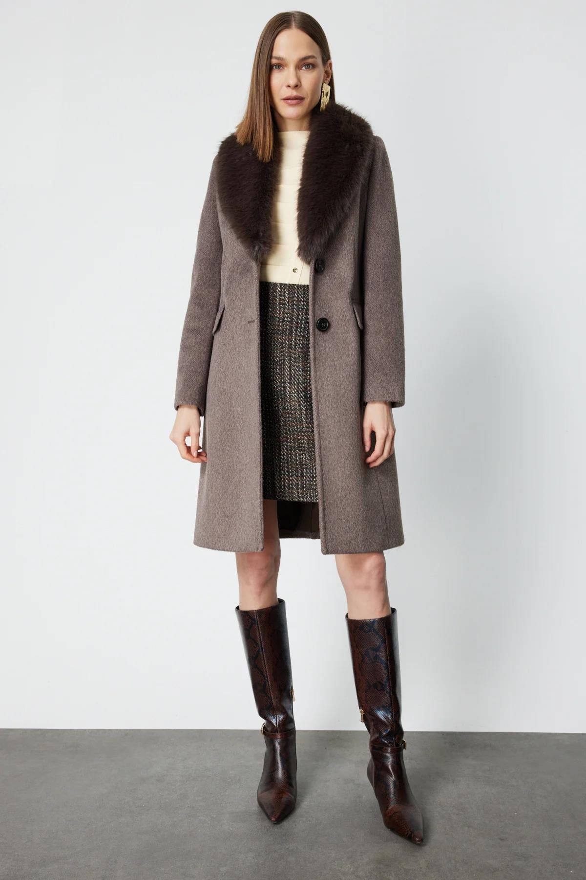 Yakası Kürklü Kapak Cepli Kaban