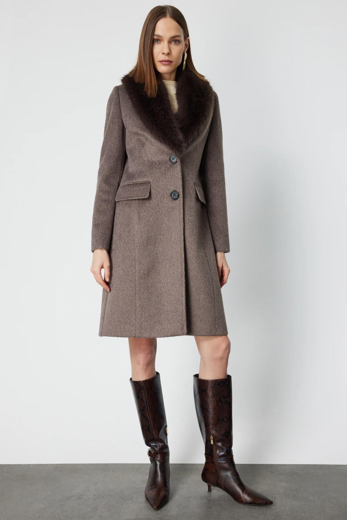 Yakası Kürklü Kapak Cepli Kaban