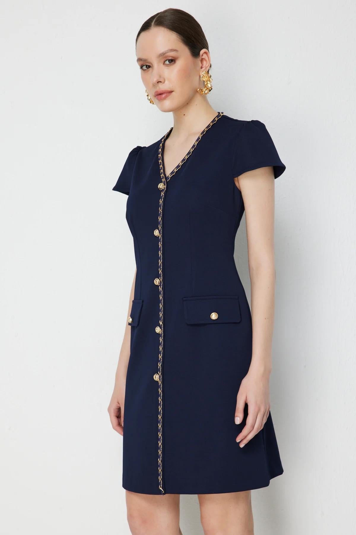 Zincir Detaylı V Yaka Kısa Elbise