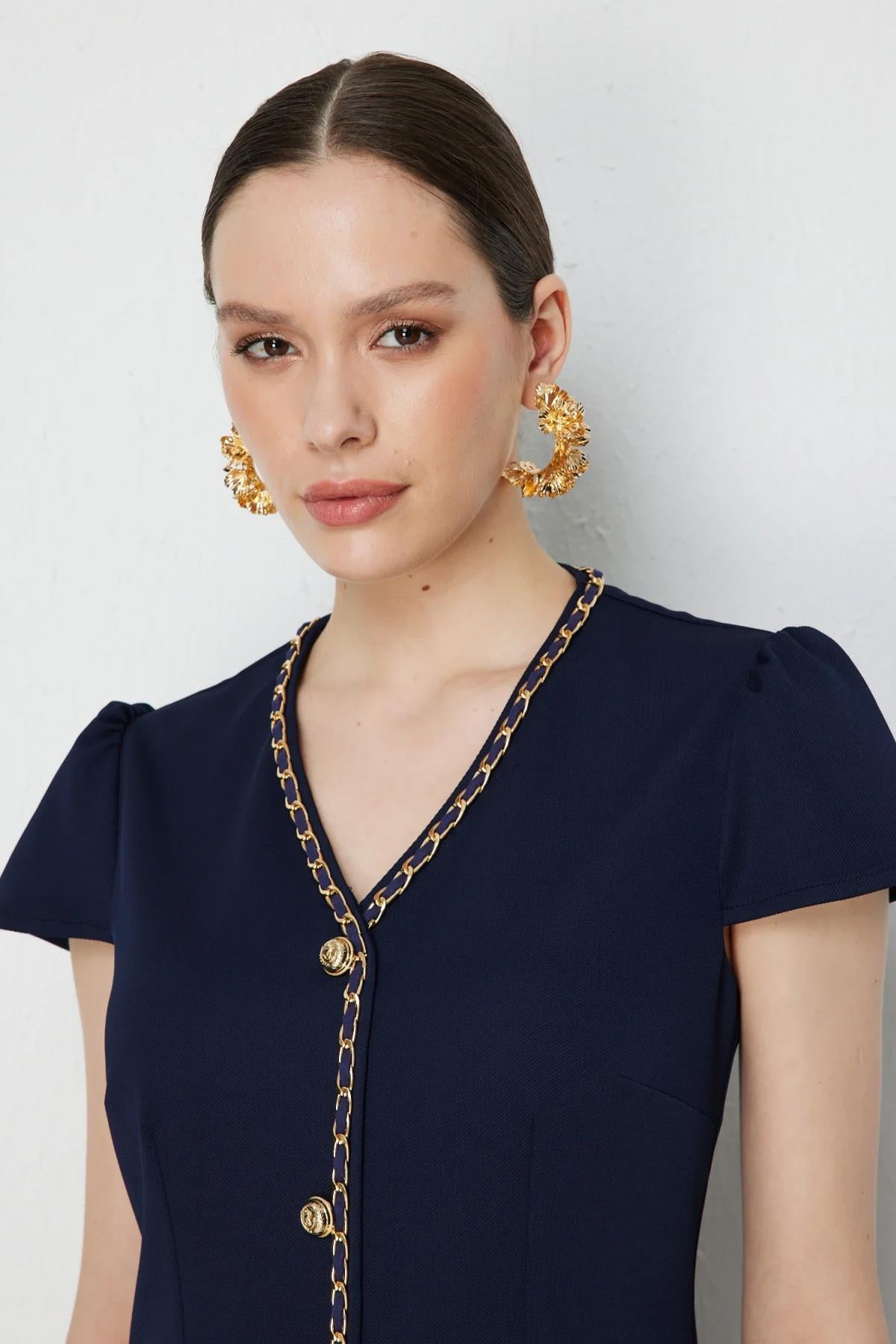 Zincir Detaylı V Yaka Kısa Elbise